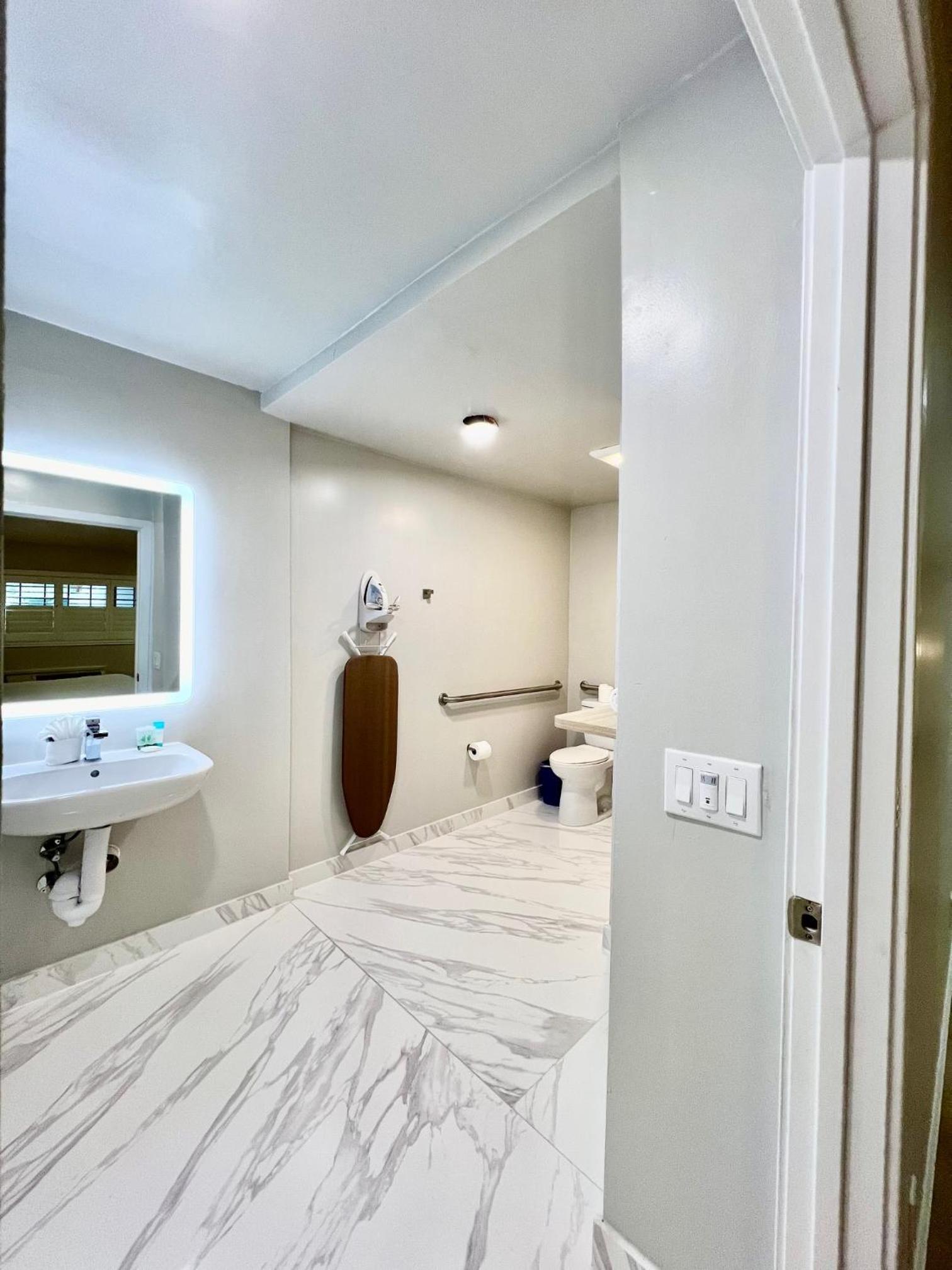 Nob Hill Motor Inn -Newly Updated Rooms! photo 15 of 25