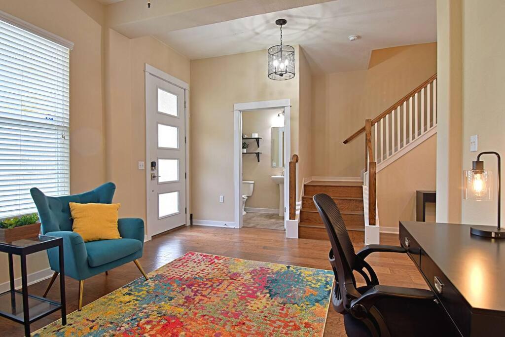 Stylish Austin townhome! King Suite, Full Kitchen, Pool view 3