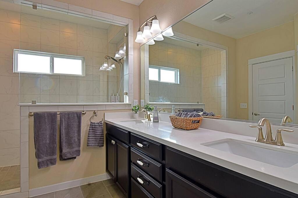 Stylish Austin townhome! King Suite, Full Kitchen, Pool view 5