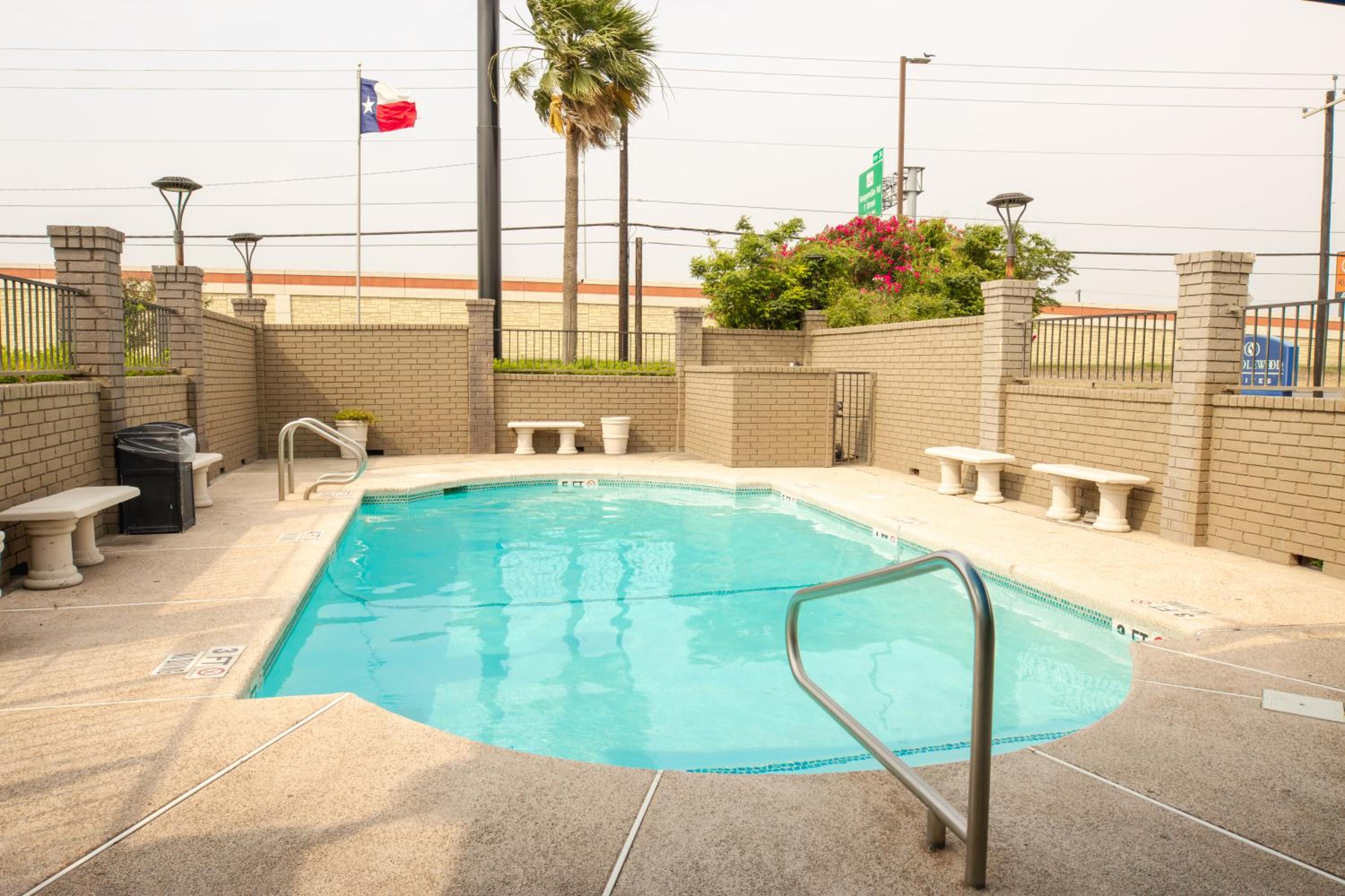McAllen Vacations - Americas Best Value Inn Harlingen - Property Image 4