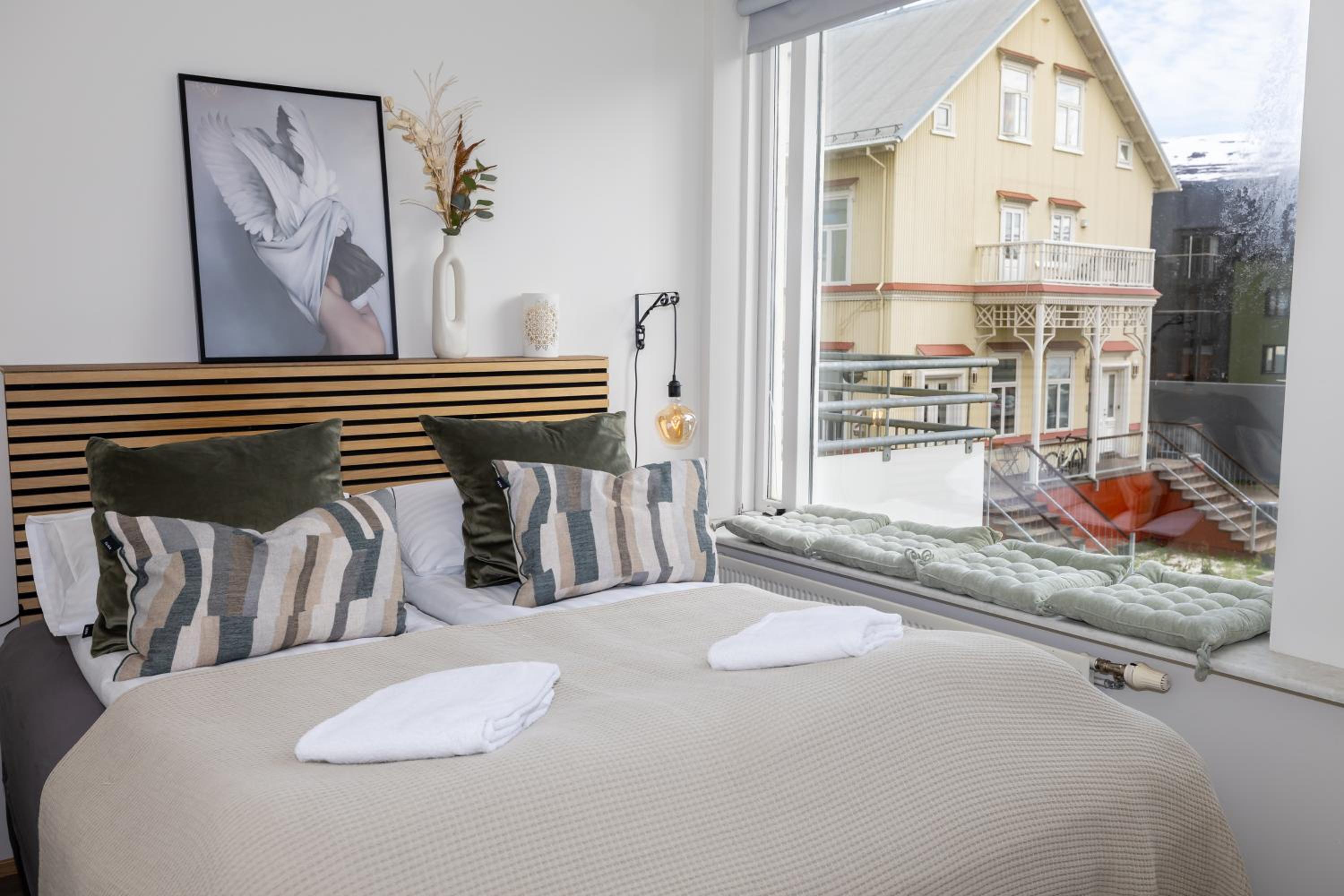 LL Properties - H81 Charming Deluxe Apartment view 2