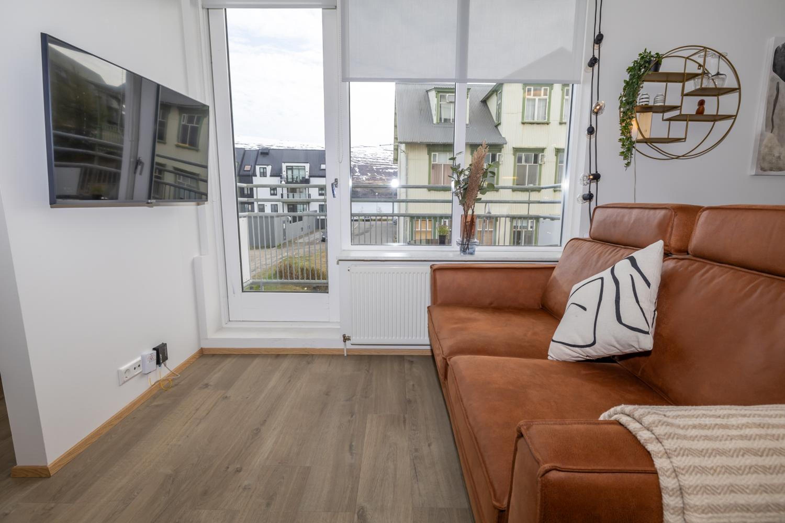 LL Properties - H81 Charming Deluxe Apartment view 4