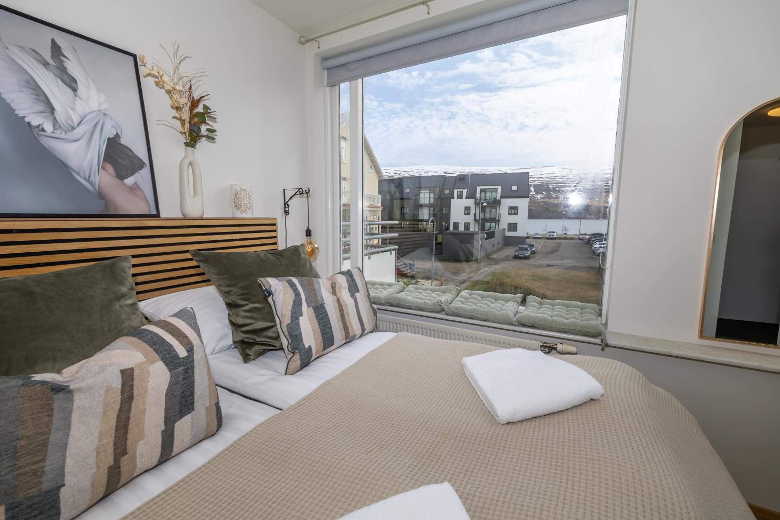LL Properties - H81 Charming Deluxe Apartment view 3