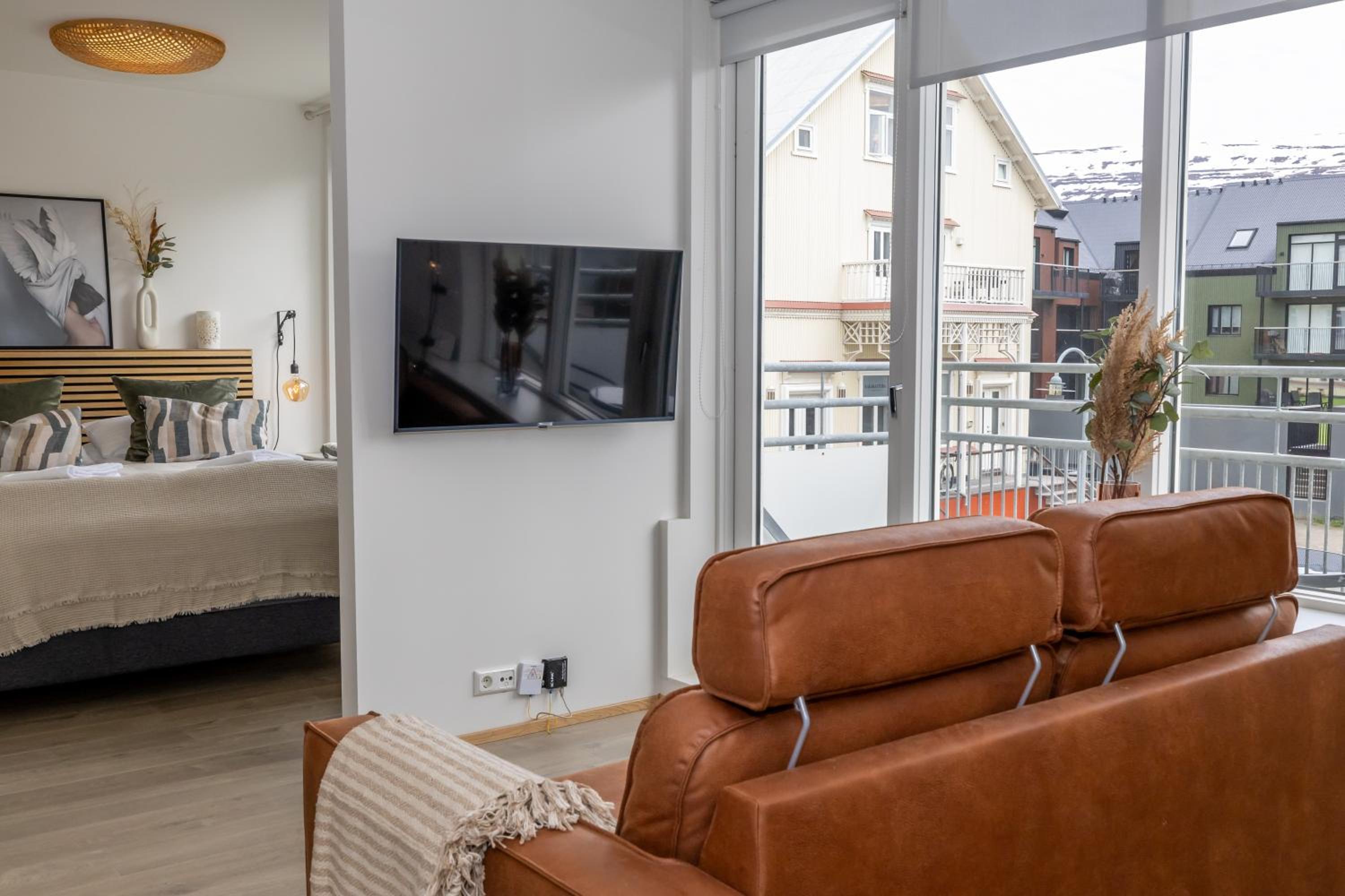 LL Properties - H81 Charming Deluxe Apartment view 5