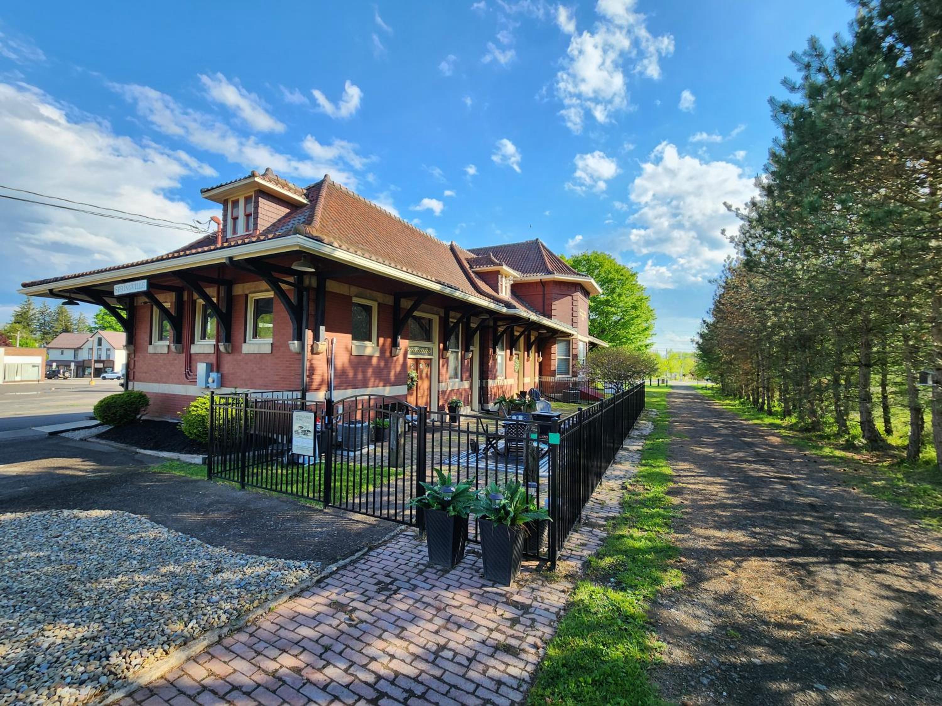 Historic Springville Train Depot Inn Two Bedroom Suite view 5