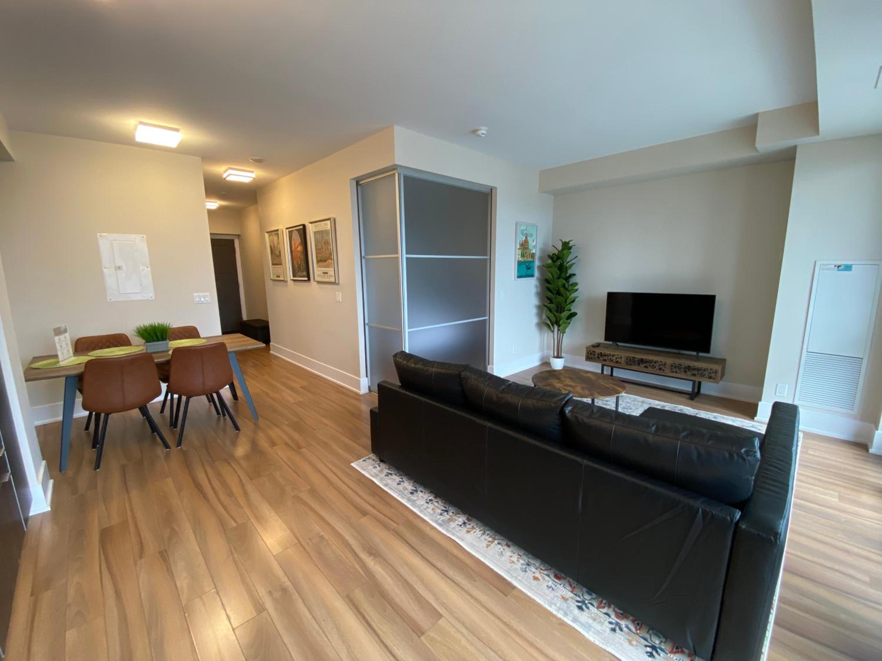 Central Toronto Suite - Free Parking, City Views and across CN Tower, MTCC