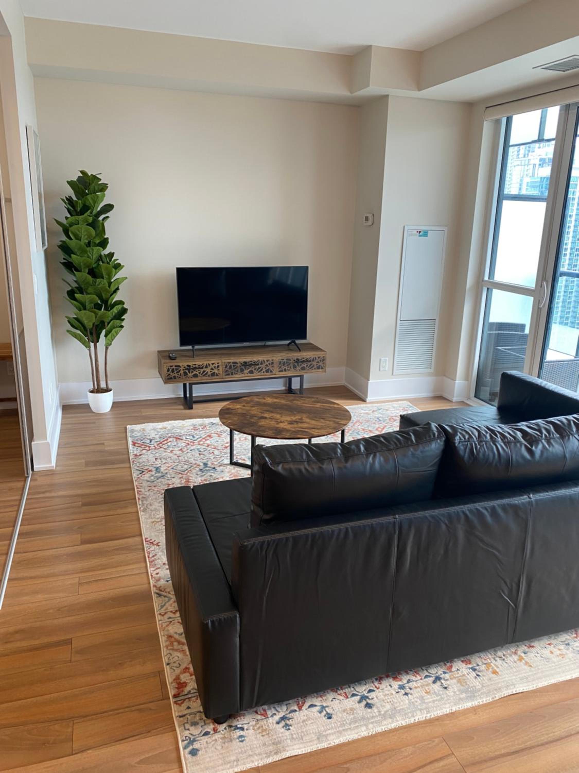 Central Toronto Suite - Free Parking, City Views and across CN Tower, MTCC