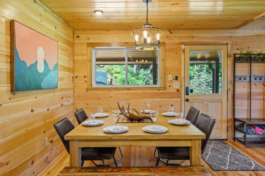 Treehouse Cabin with Mountain, River Views and Arcades view 4