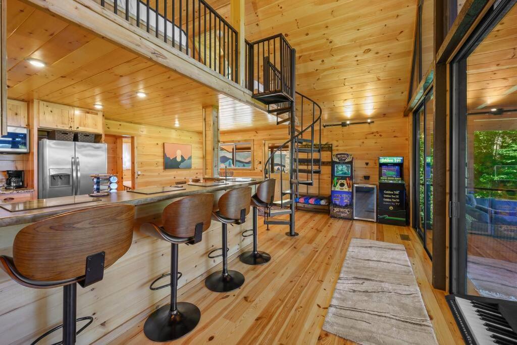 Treehouse Cabin with Mountain, River Views and Arcades view 5