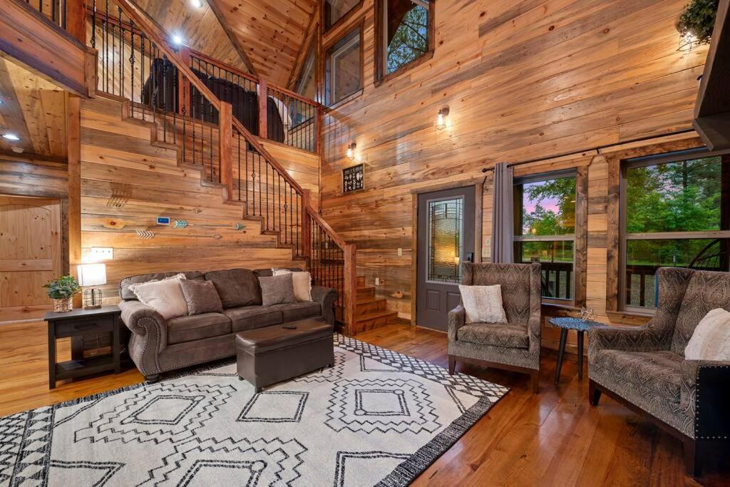 King Suite! Hot Tub, Arcade Games, L2 EV, Fire Pit, Kids Playset, Ping Pong, Dog Friendly view 3
