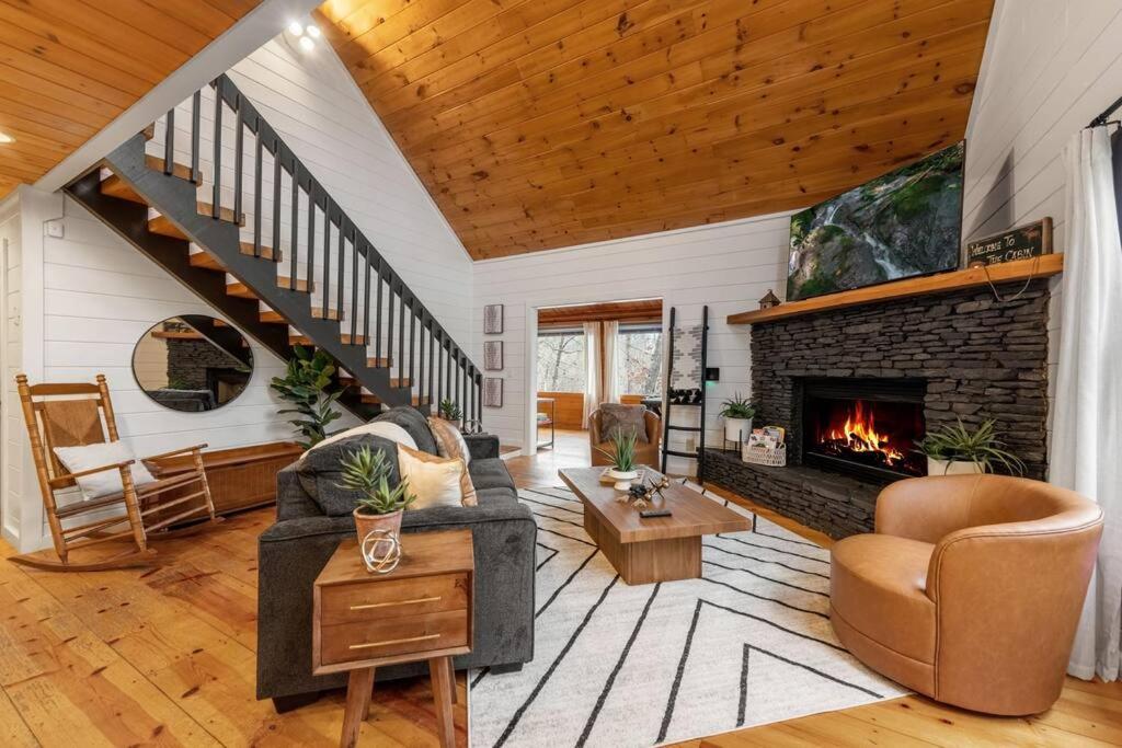 Story Book Cabin with Mountain Views, Game Cave, Hot Tub and Close to Downtown view 2