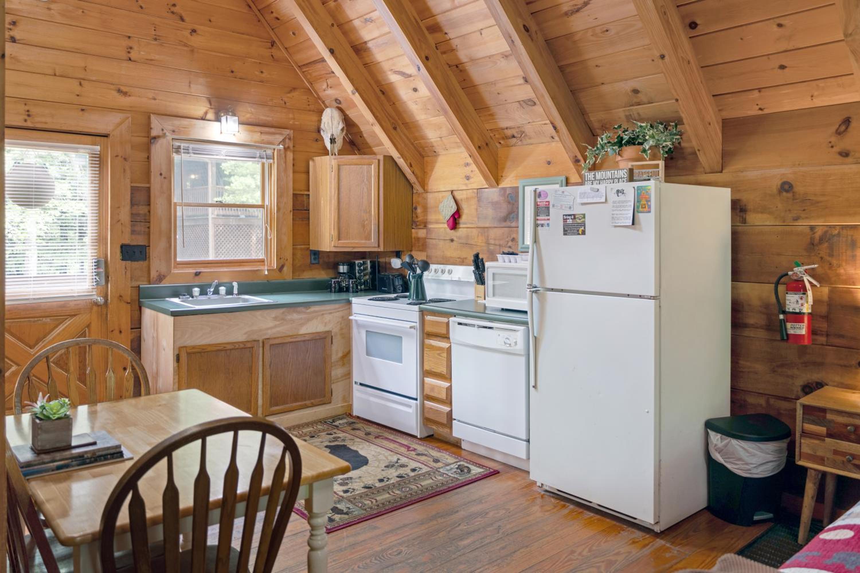 Hot tub, Pet-friendly, mins from downtown Gatlinburg!