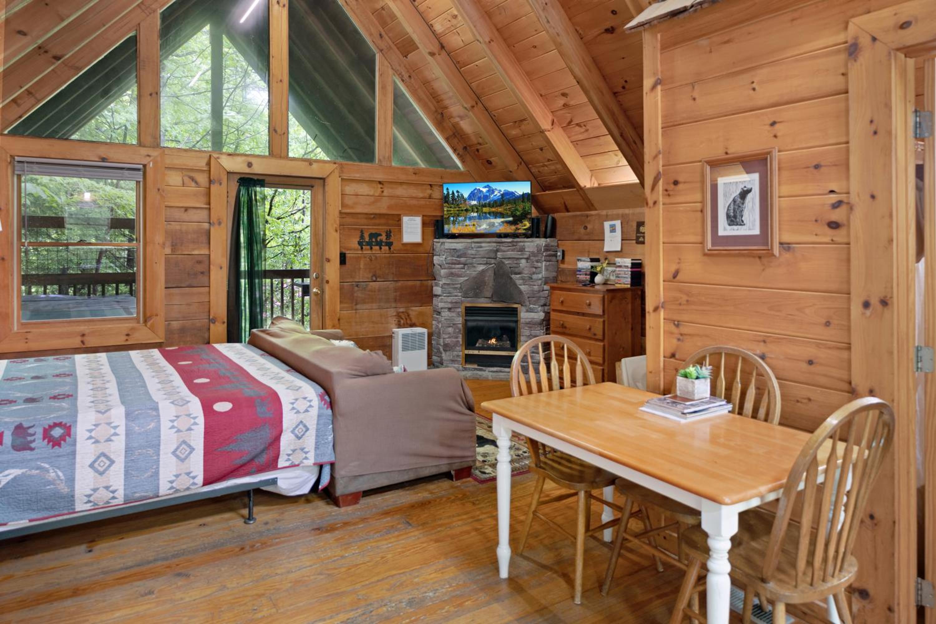 Hot tub, Pet-friendly, mins from downtown Gatlinburg!