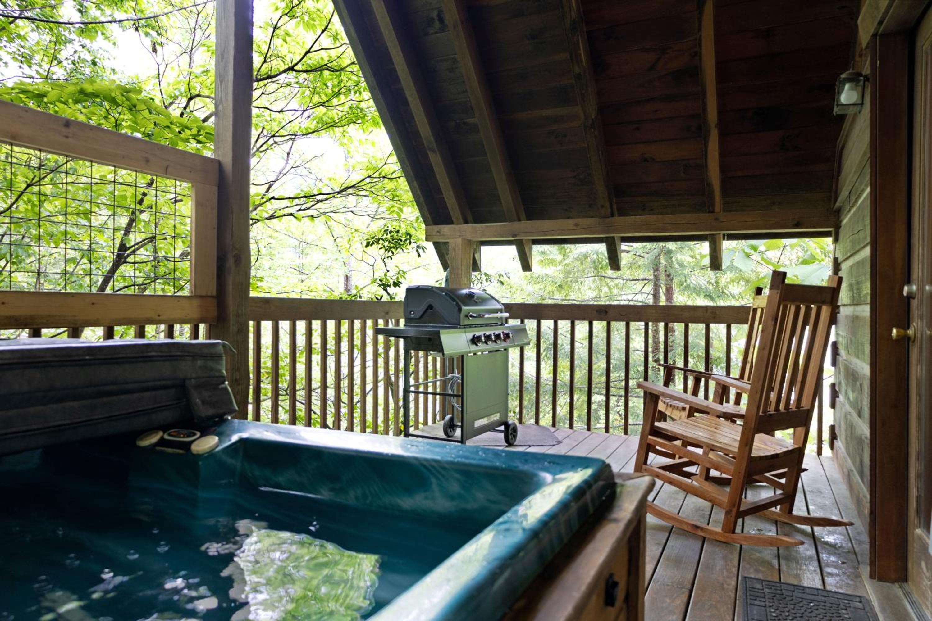 Hot tub, Pet-friendly, mins from downtown Gatlinburg!