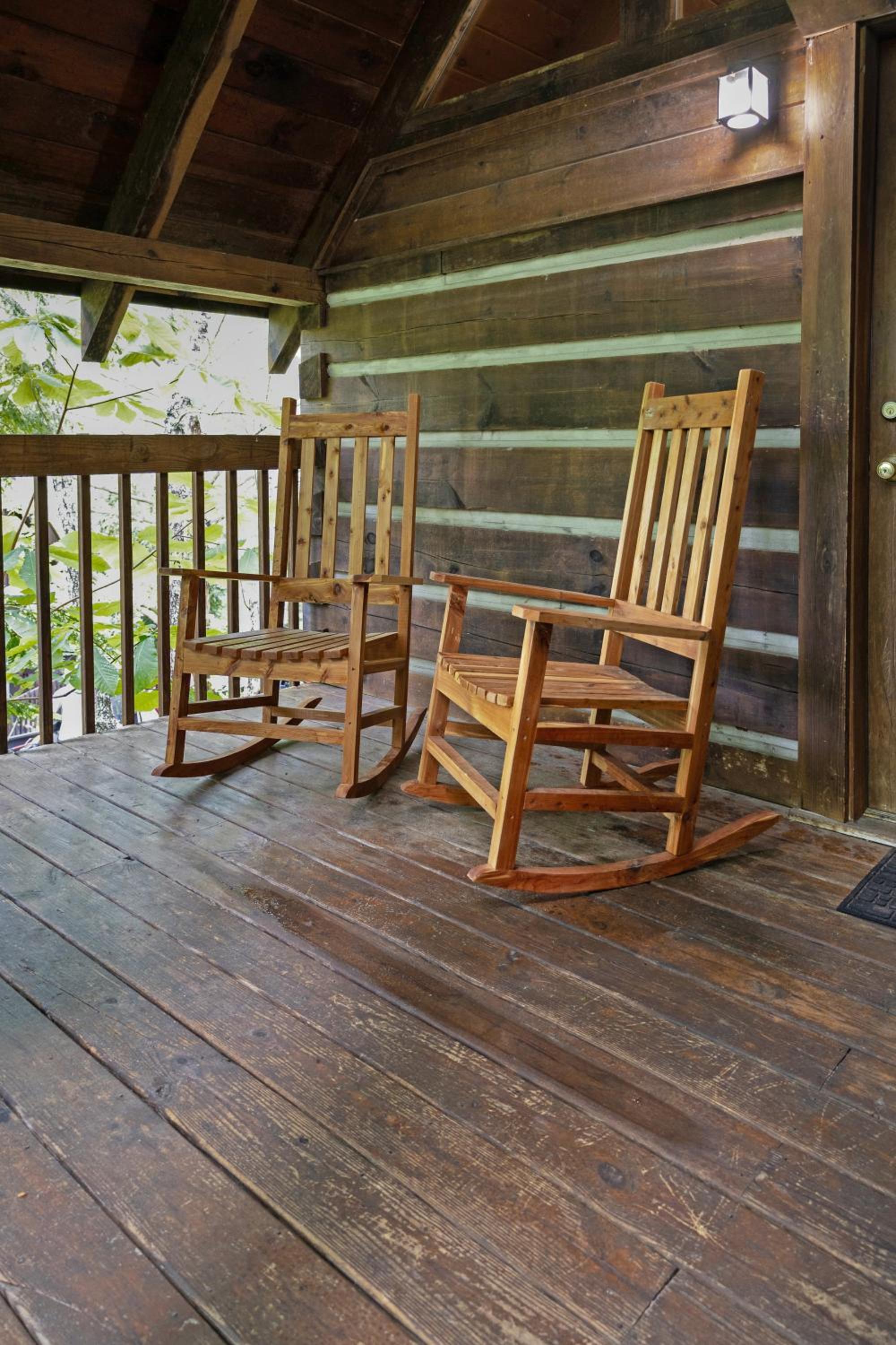 Hot tub, Pet-friendly, mins from downtown Gatlinburg!