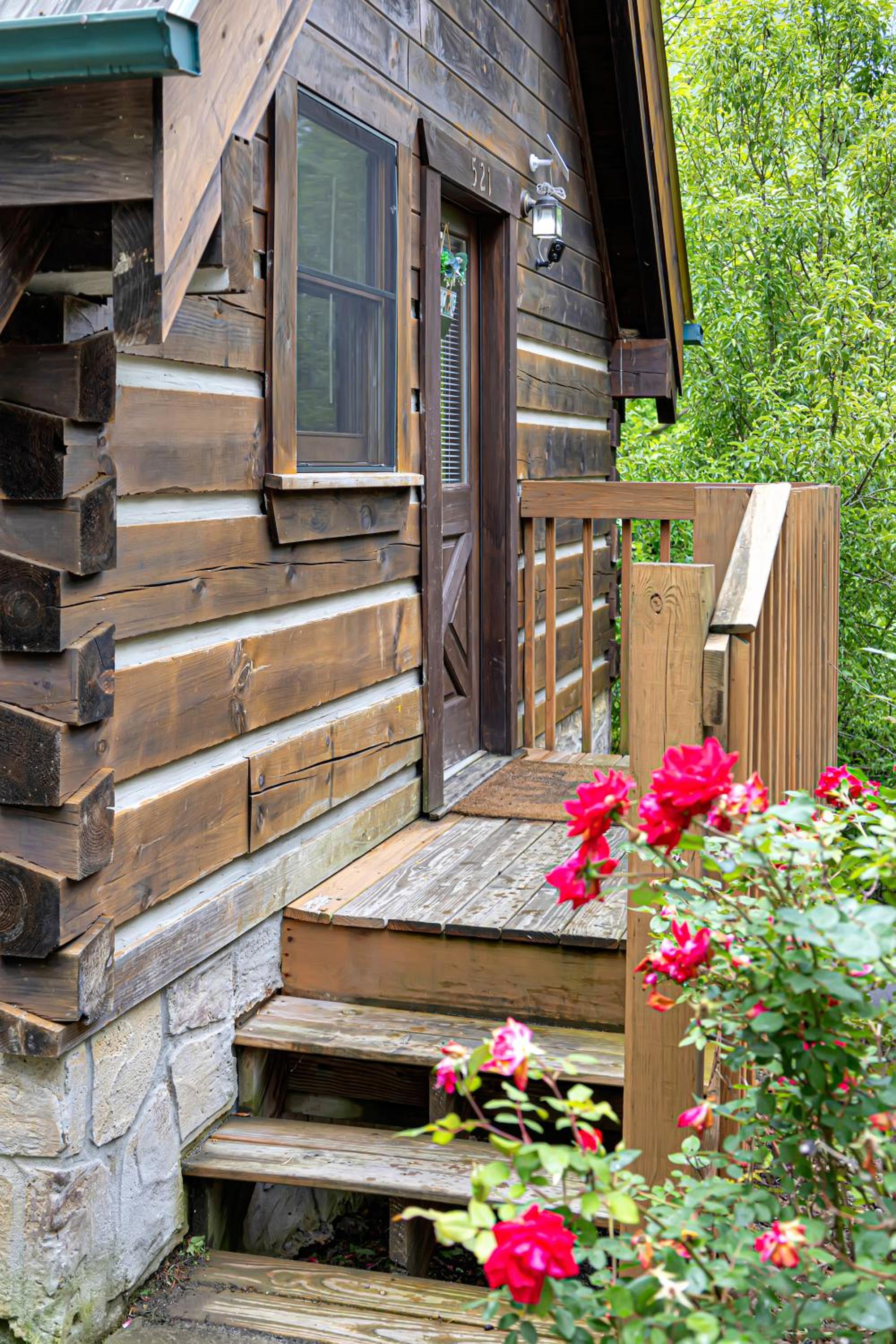 Hot tub, Pet-friendly, mins from downtown Gatlinburg!