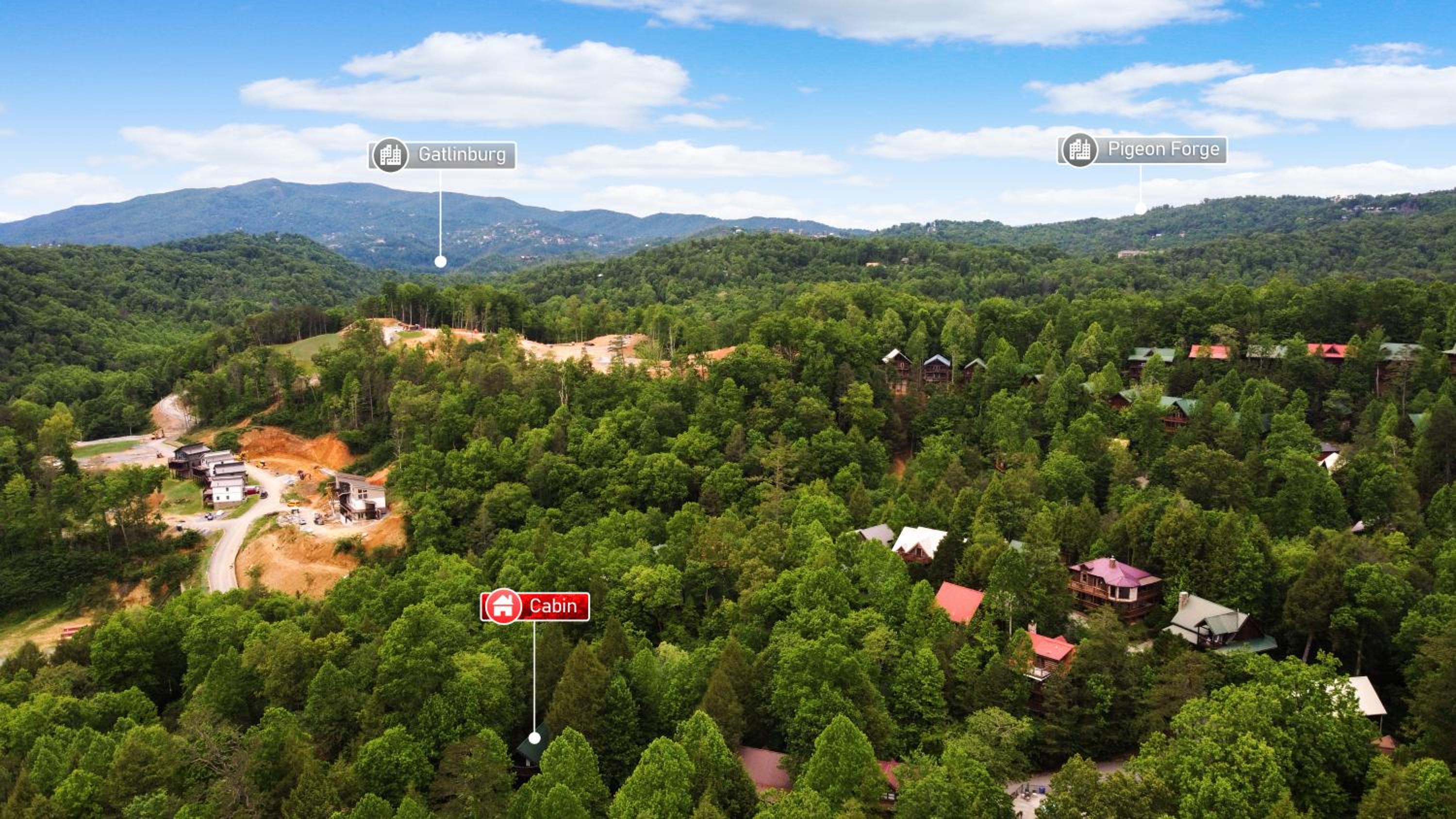 Hot tub, Pet-friendly, mins from downtown Gatlinburg!