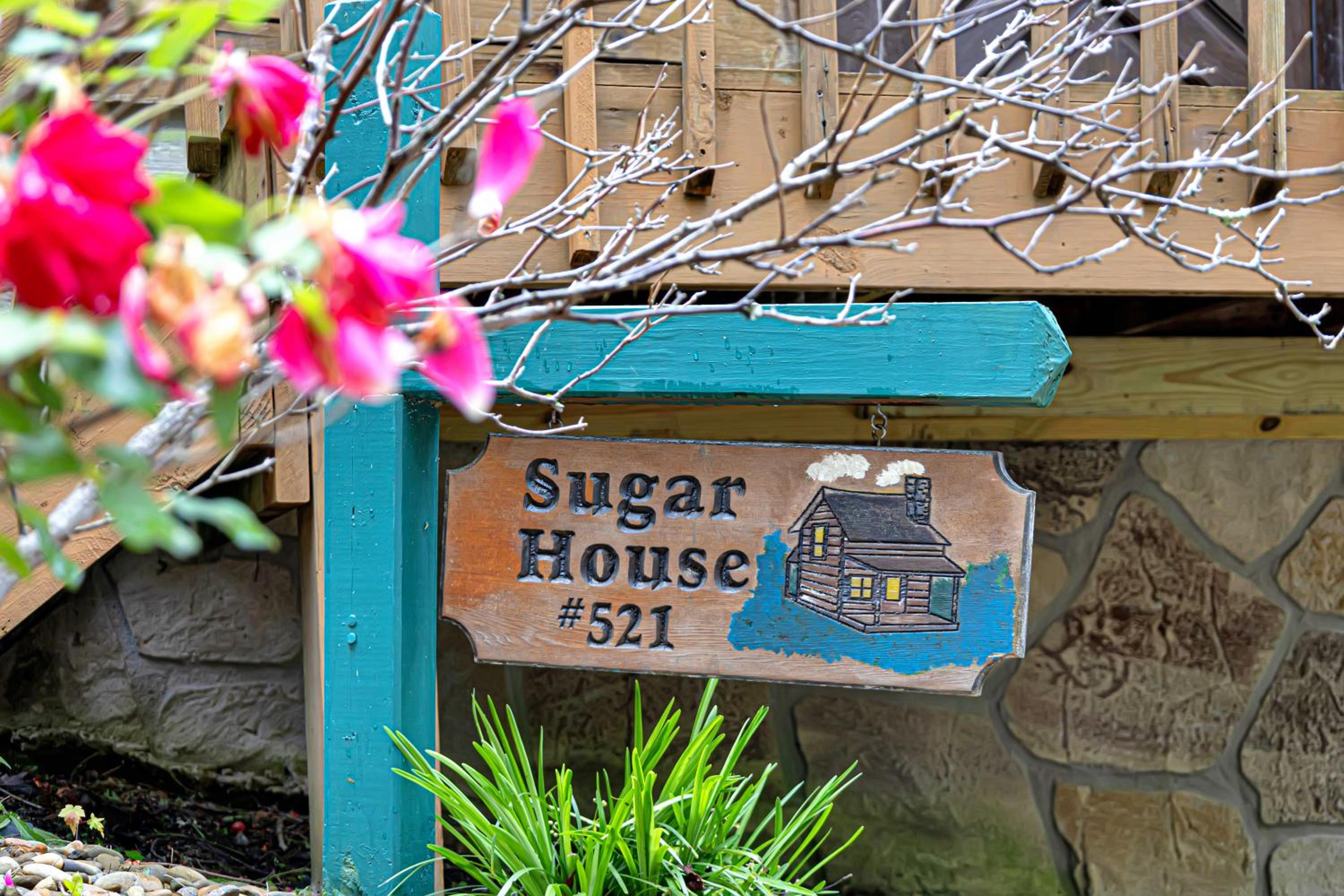 Hot tub, Pet-friendly, mins from downtown Gatlinburg!