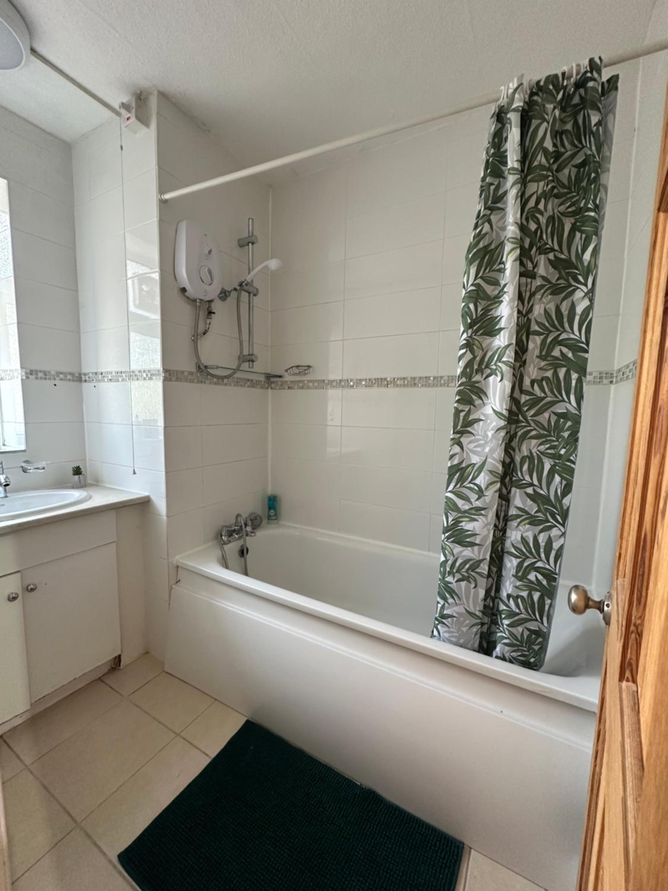 Lovely 4 bed flat in Kingston Town