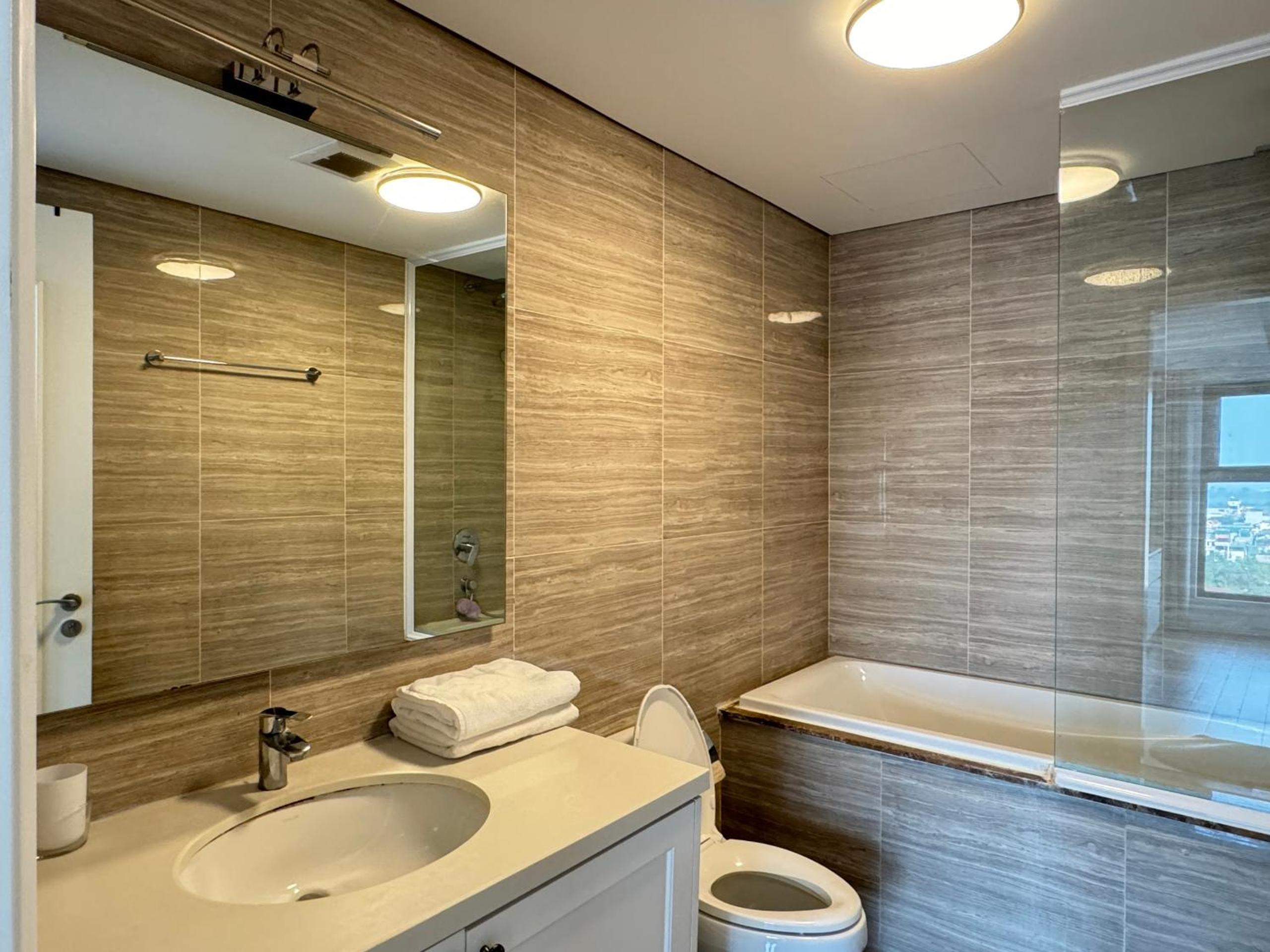 D'Leroi Soleil - Modern Apartment by West Lake