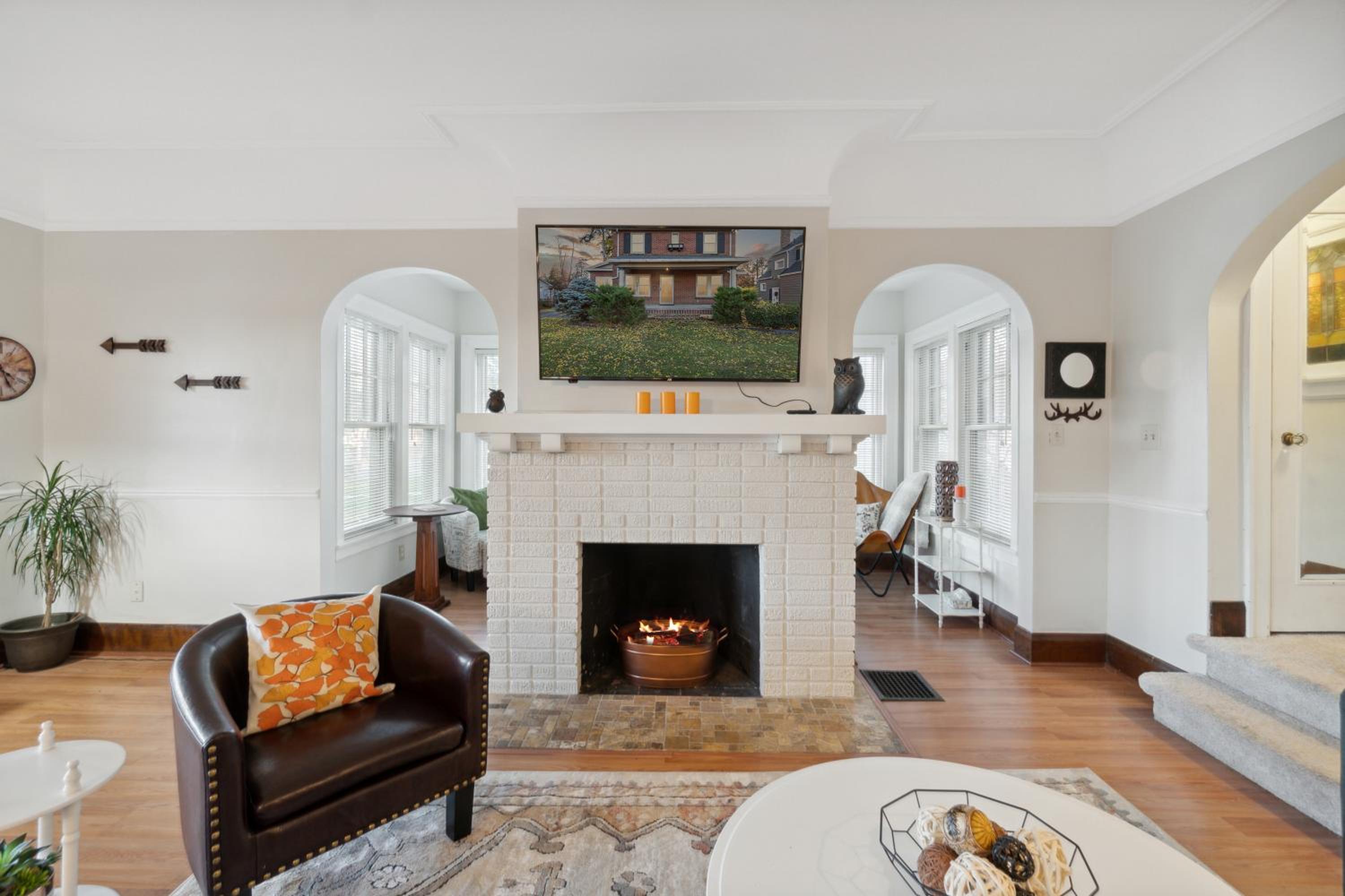 Exclusive Ottawa Hills Private Home, Garage, WD, Gourmet Equipped kitchen, Netflix view 5