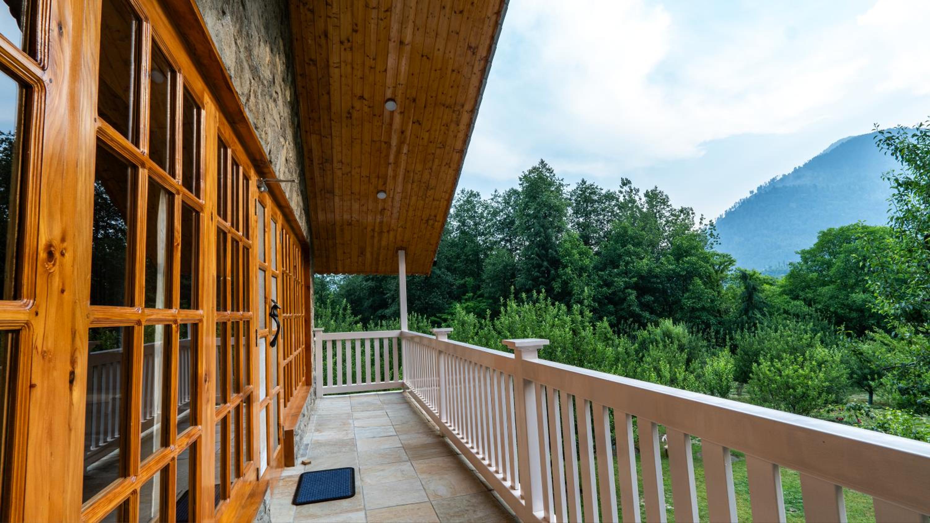 Somvan Chalet By Mick-Hans