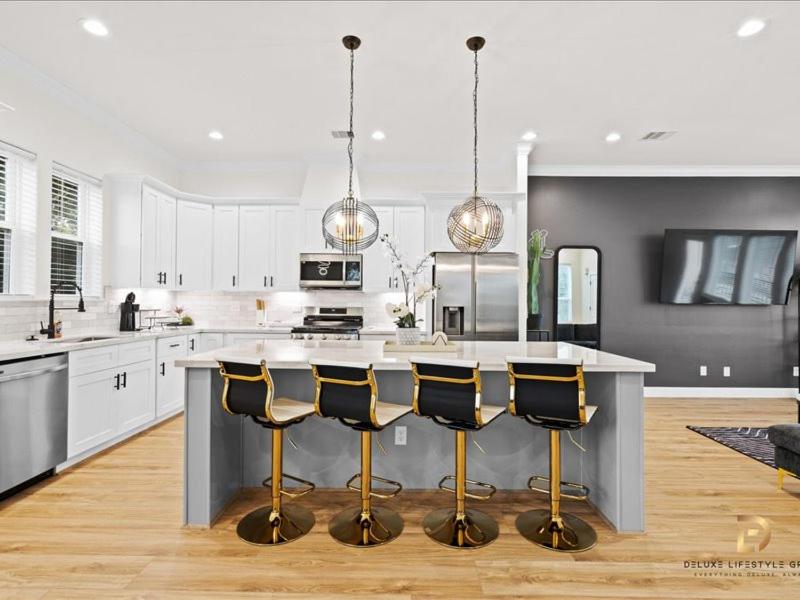 Luxe & Spacious Downtown Houston Gem w Stunning View view 3