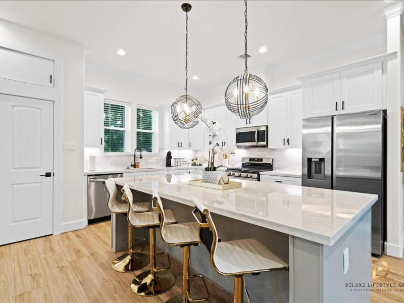 Luxe & Spacious Downtown Houston Gem w Stunning View view 4