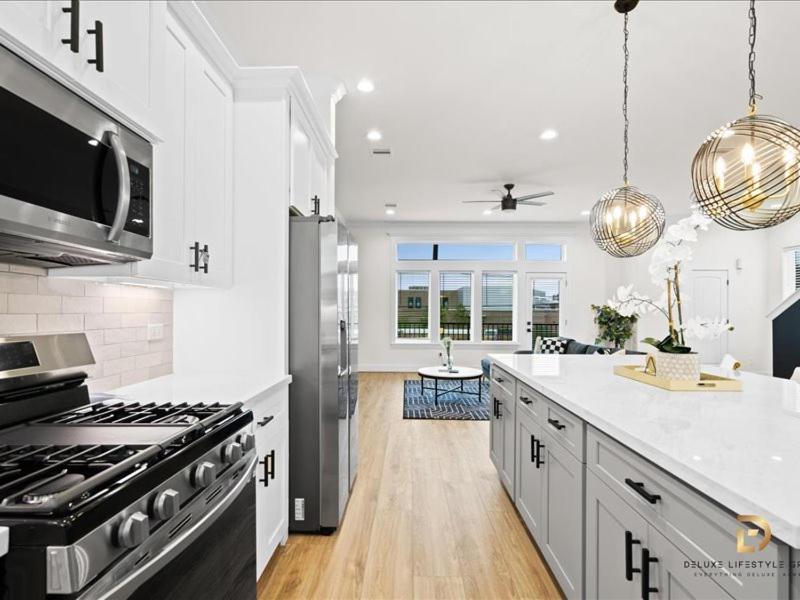 Luxe & Spacious Downtown Houston Gem w Stunning View view 5