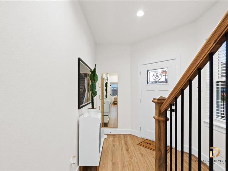 Luxe & Spacious Downtown Houston Gem w Stunning View view 2