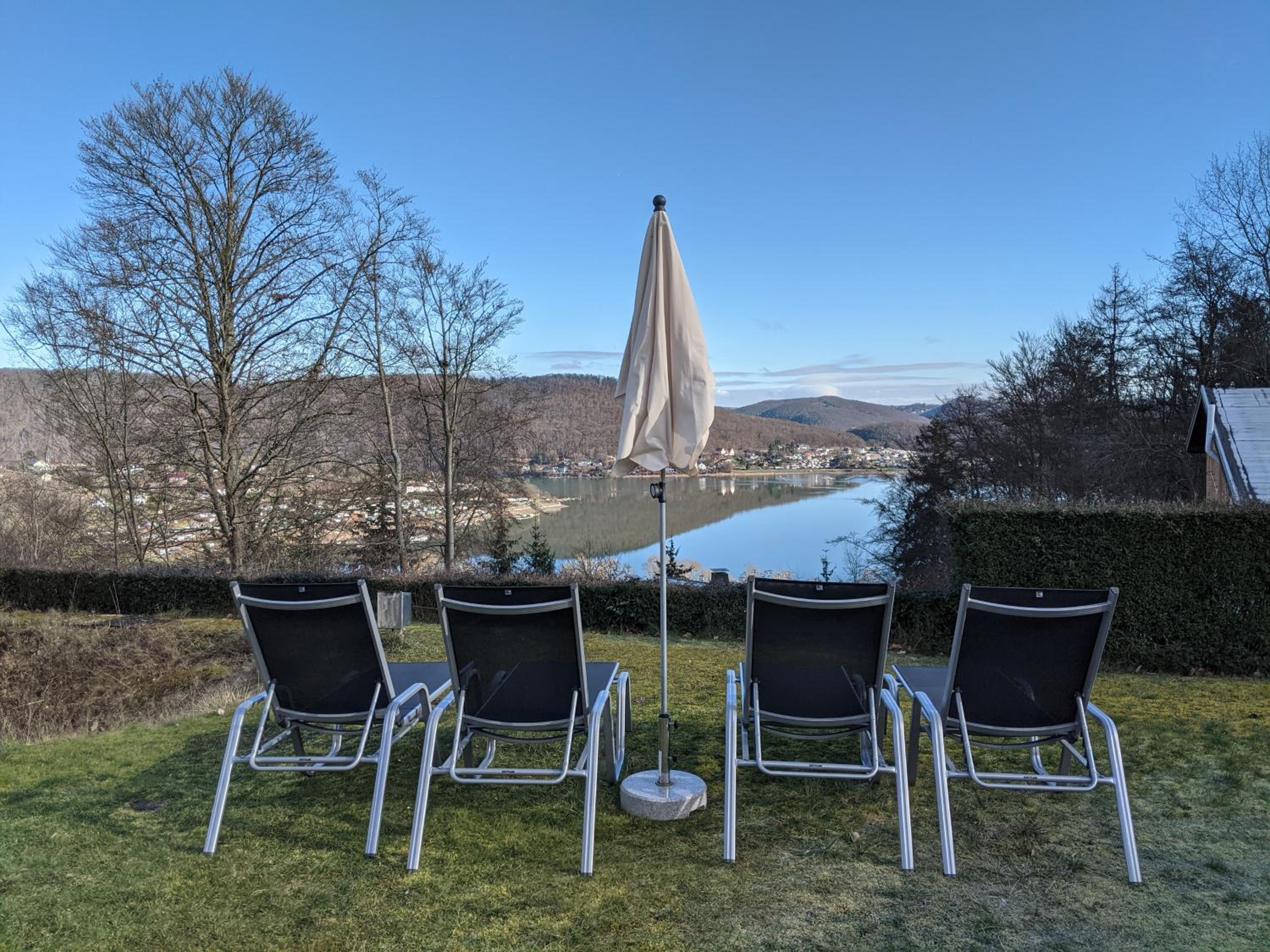Haus mit Seeblick - Terrassen - großzügig auf 2 Ebenen - freistehend 1.000 qm