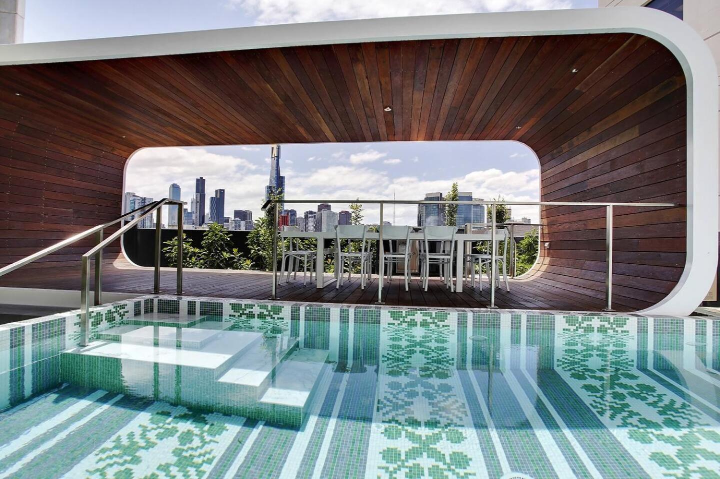 VAQUAY Imperial In Southbank