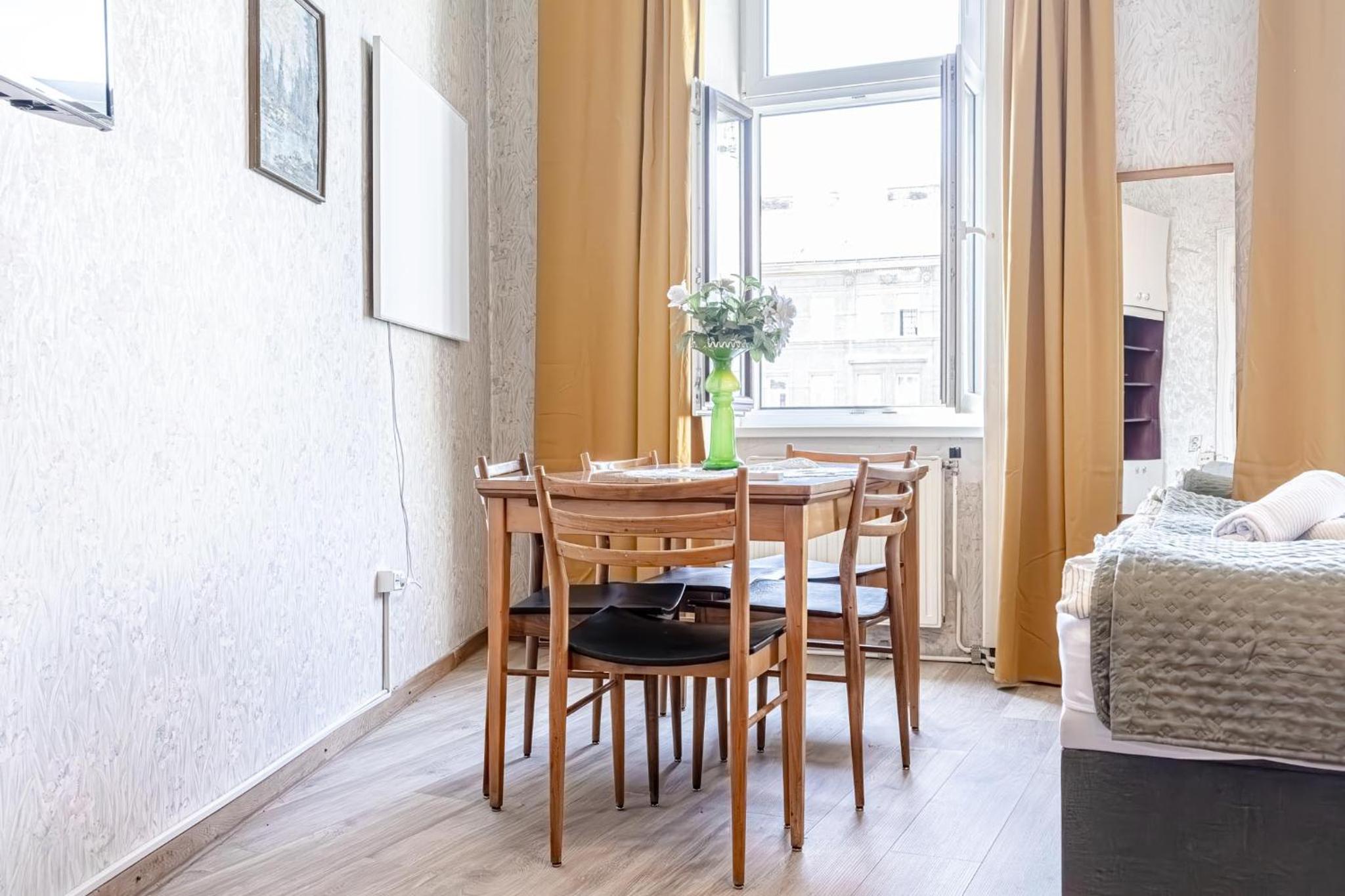 Stylish 2BR Apartment Garden & Contemporary Amenitie