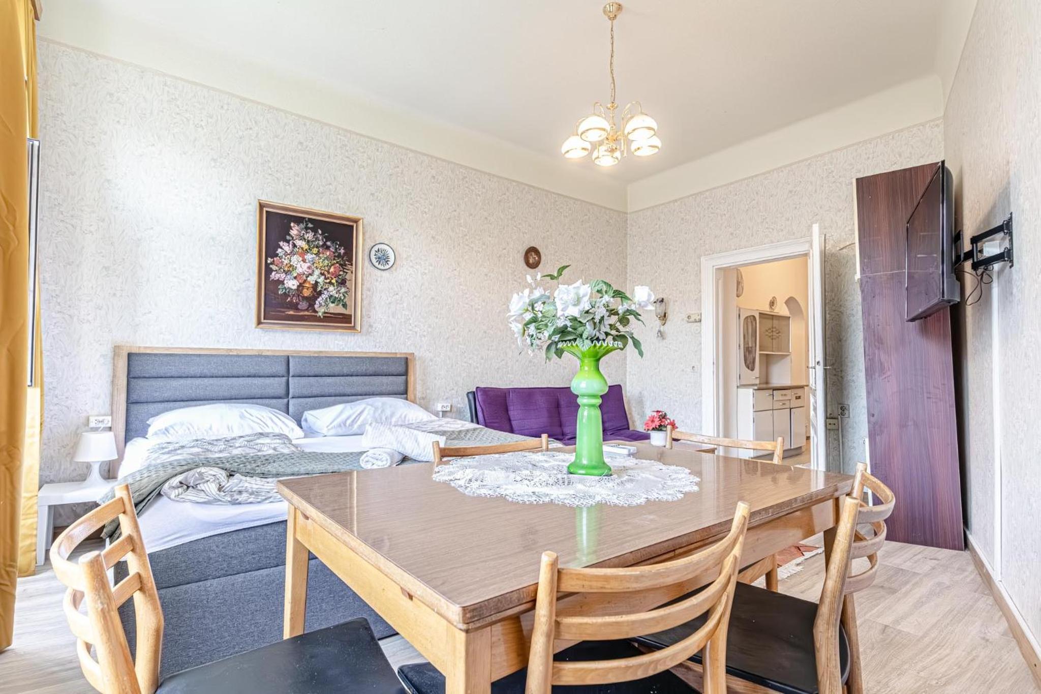 Stylish 2BR Apartment Garden & Contemporary Amenitie