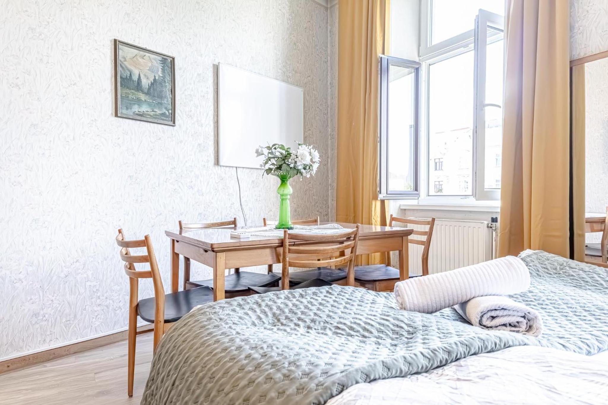 Stylish 2BR Apartment Garden & Contemporary Amenitie