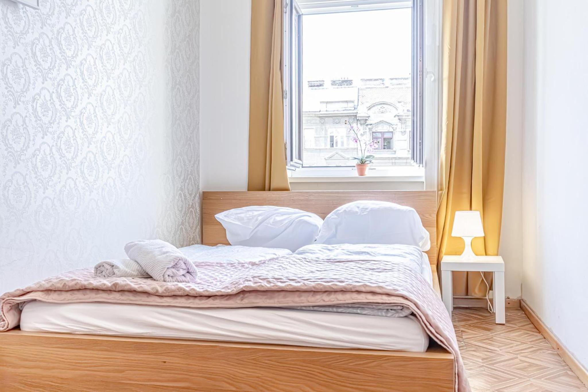 Stylish 2BR Apartment Garden & Contemporary Amenitie