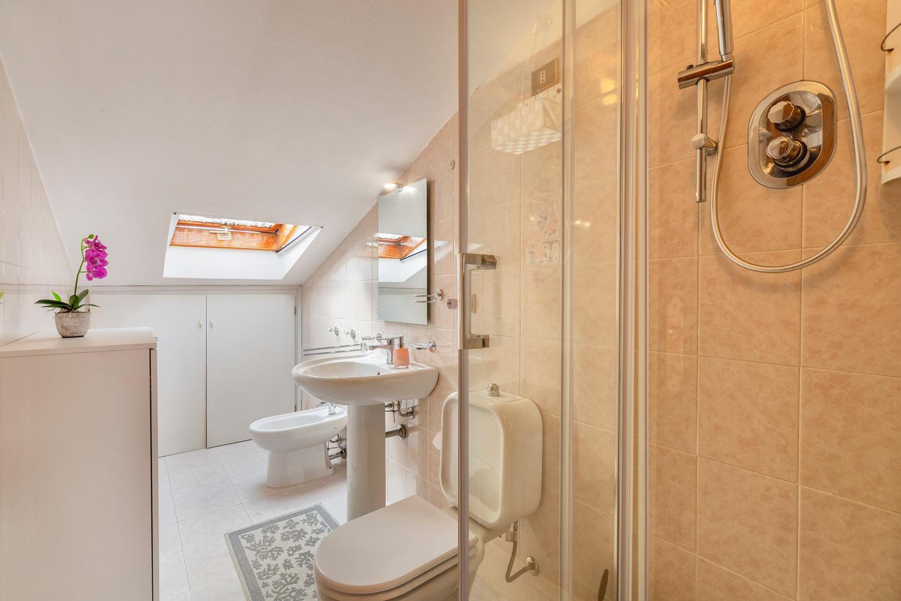 Casa Rosello en Sassari — bathroom