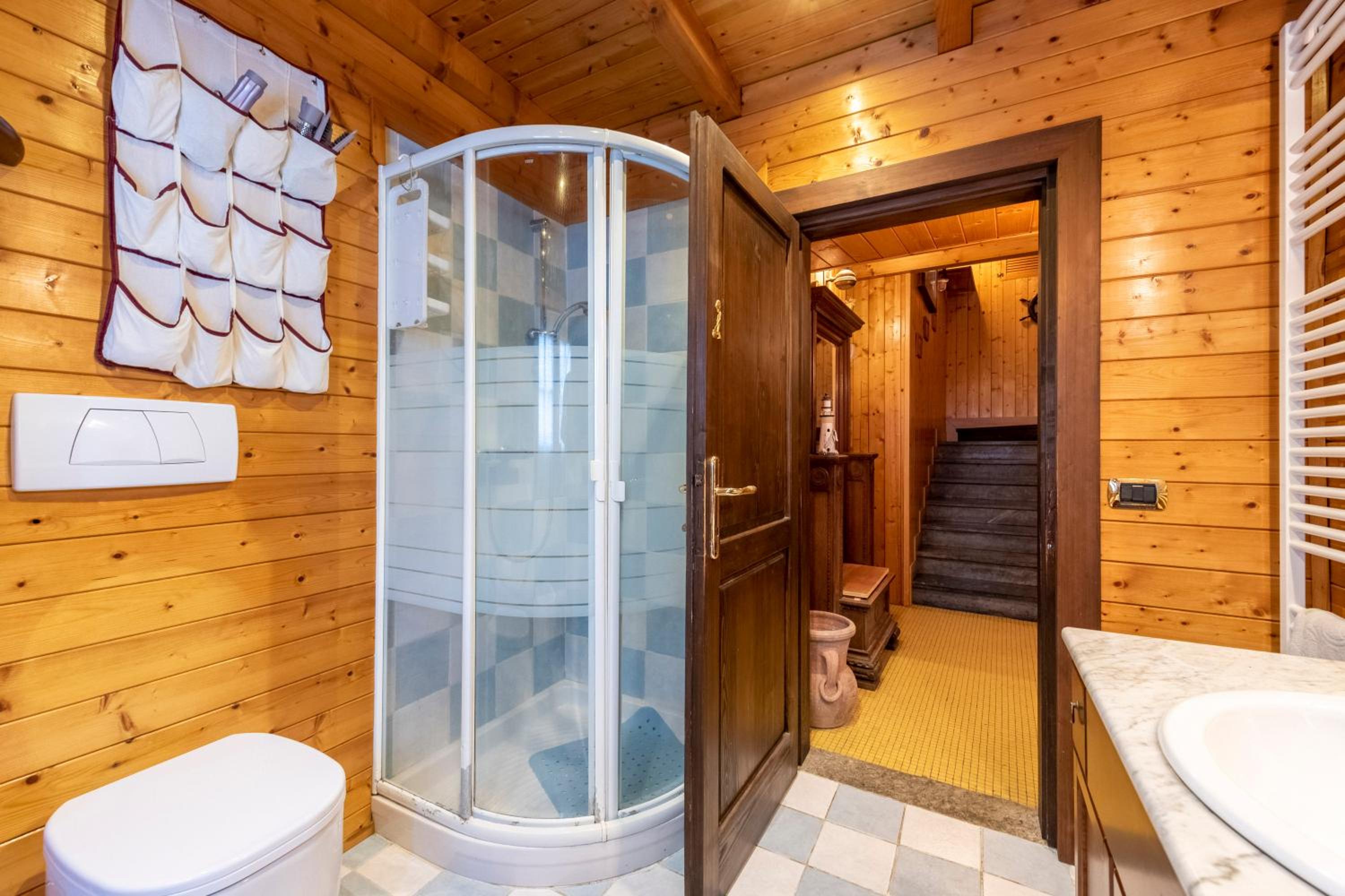 La Lanterna Swimming Pool Retreat - Happy Rentals photo 5