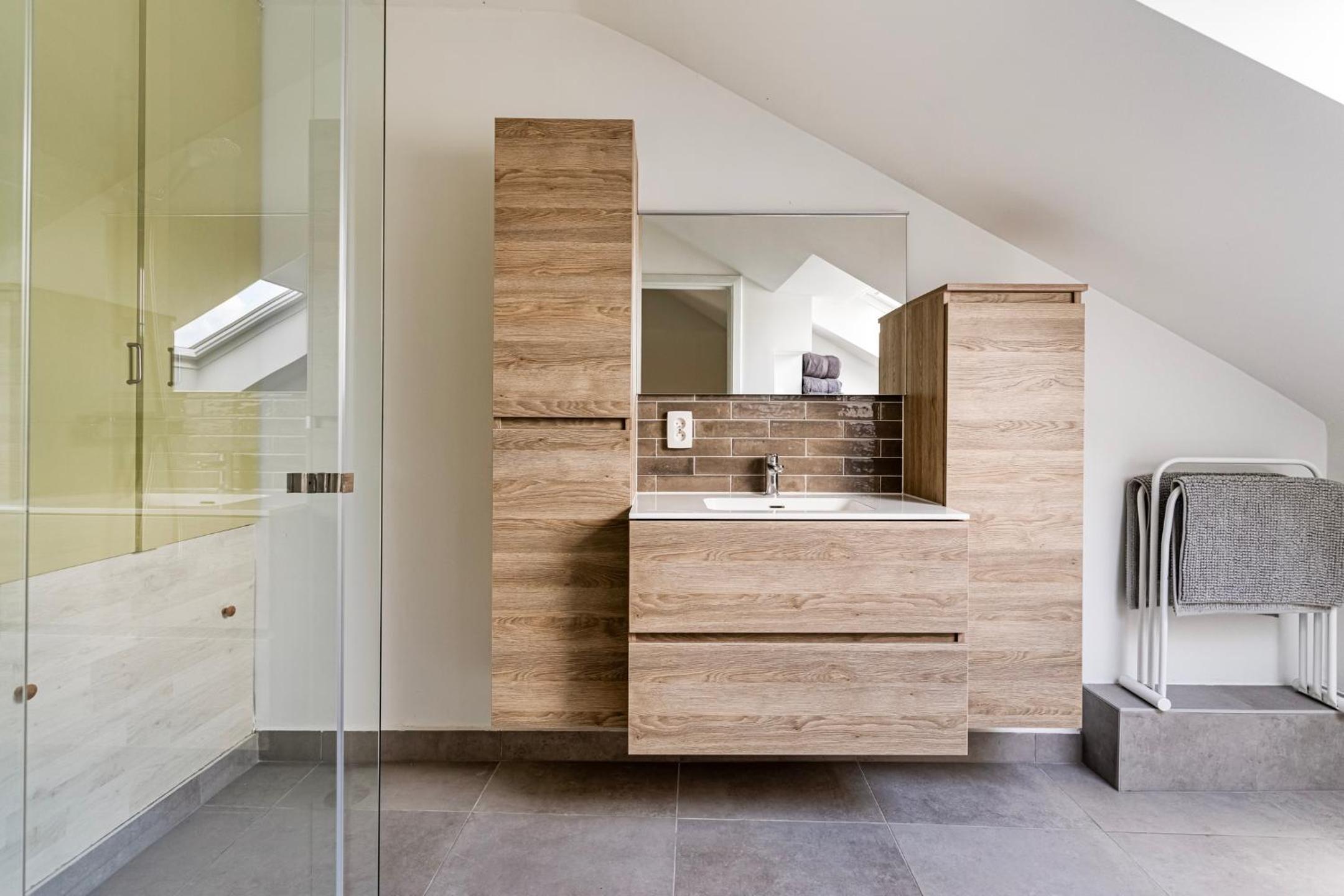 Penthouse duplex met groot terras dichtbij zee.
