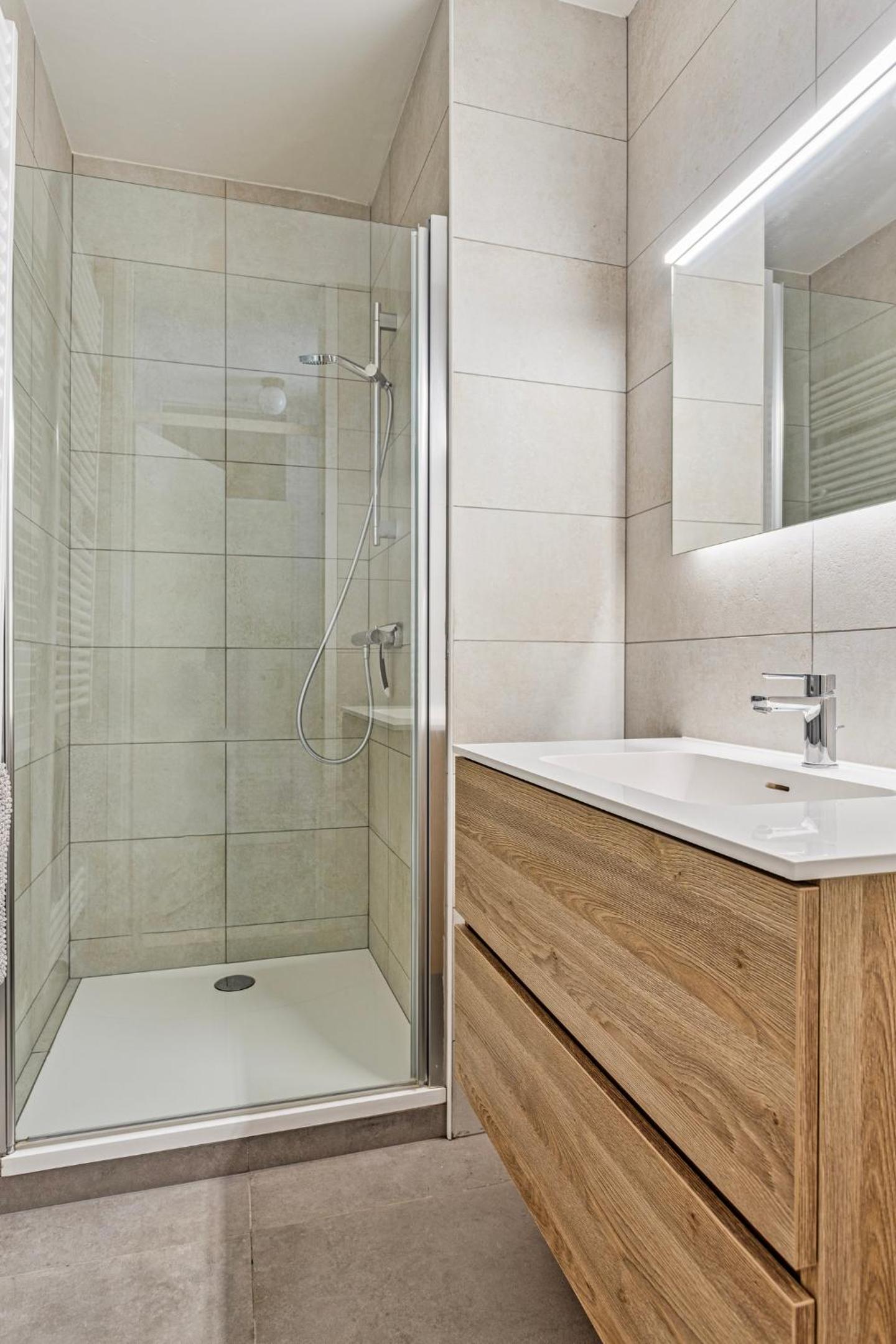 Penthouse duplex met groot terras dichtbij zee.