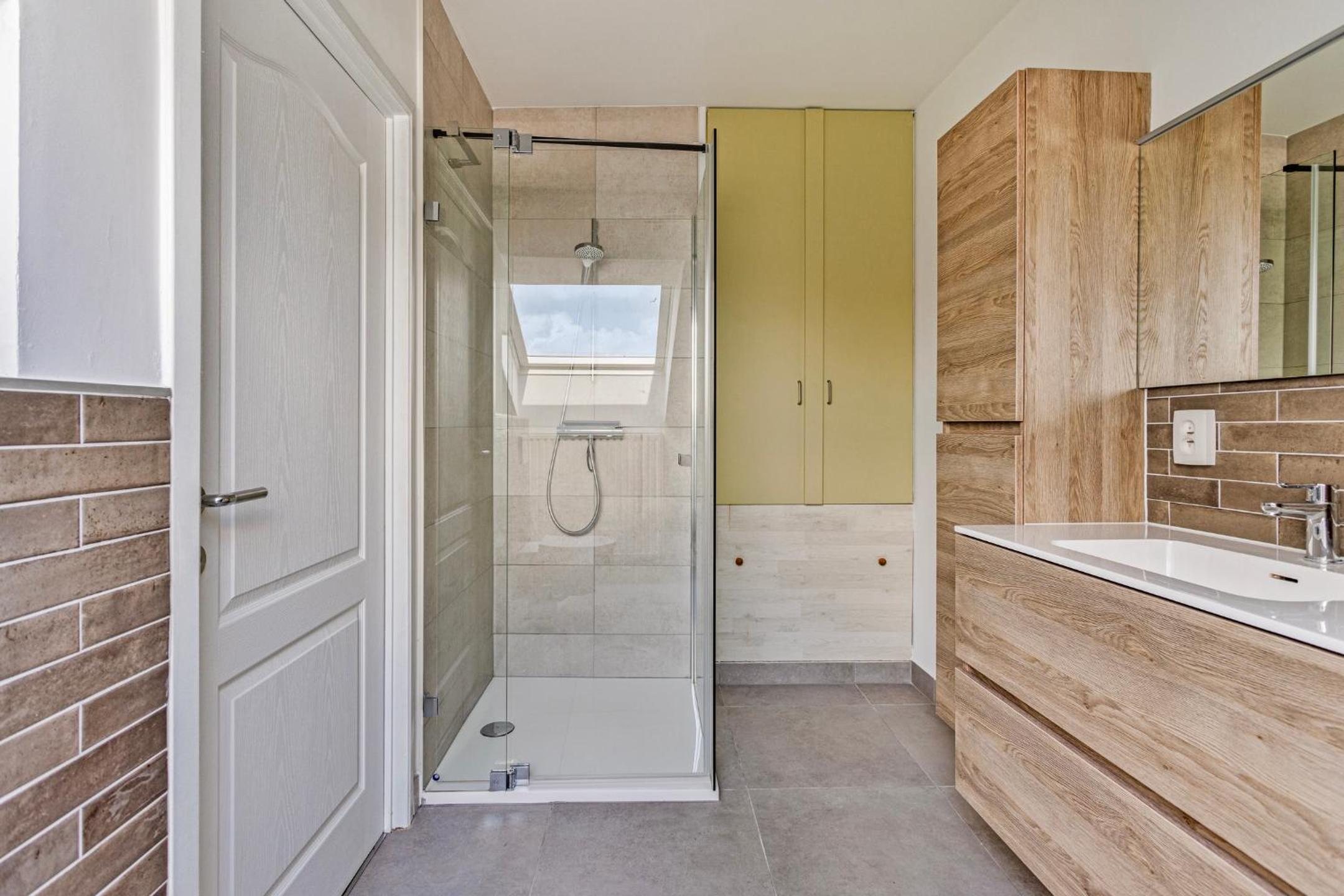 Penthouse duplex met groot terras dichtbij zee.