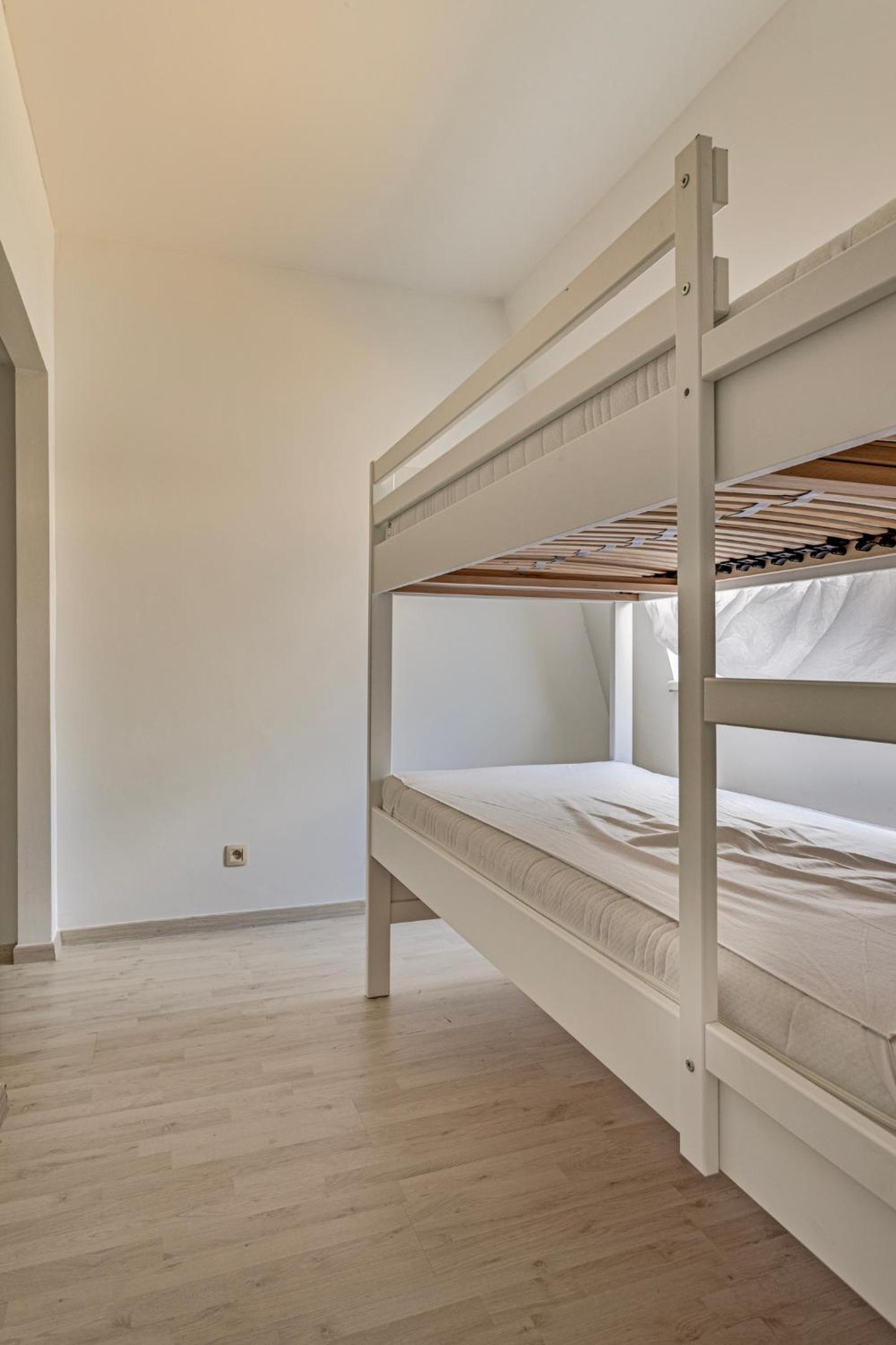 Penthouse duplex met groot terras dichtbij zee.
