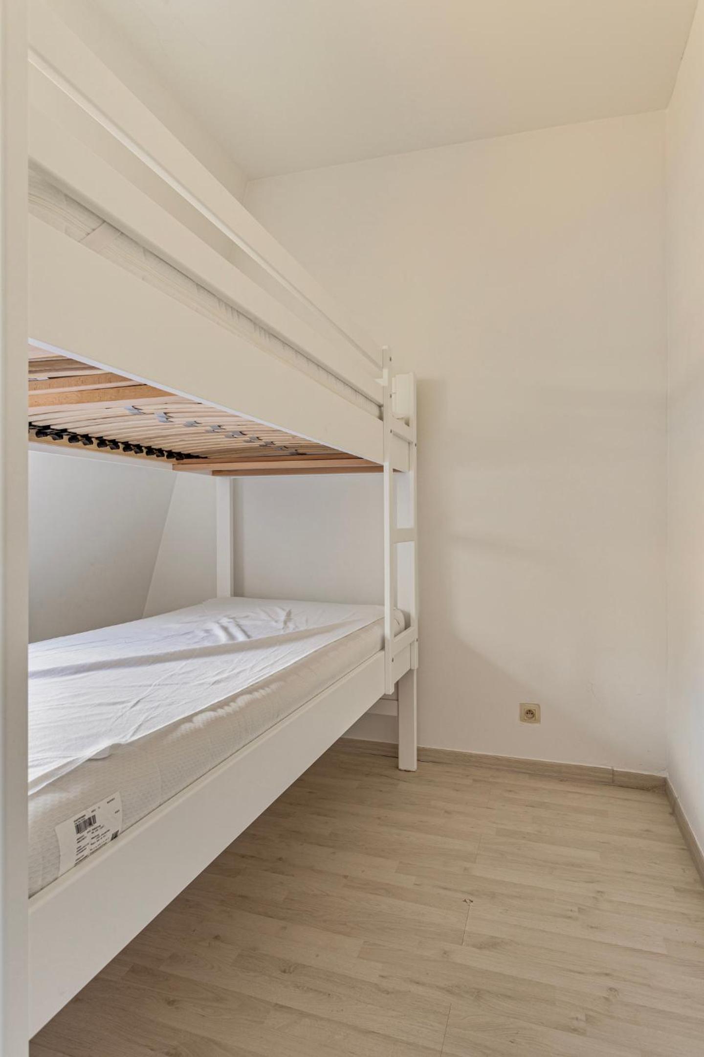 Penthouse duplex met groot terras dichtbij zee.