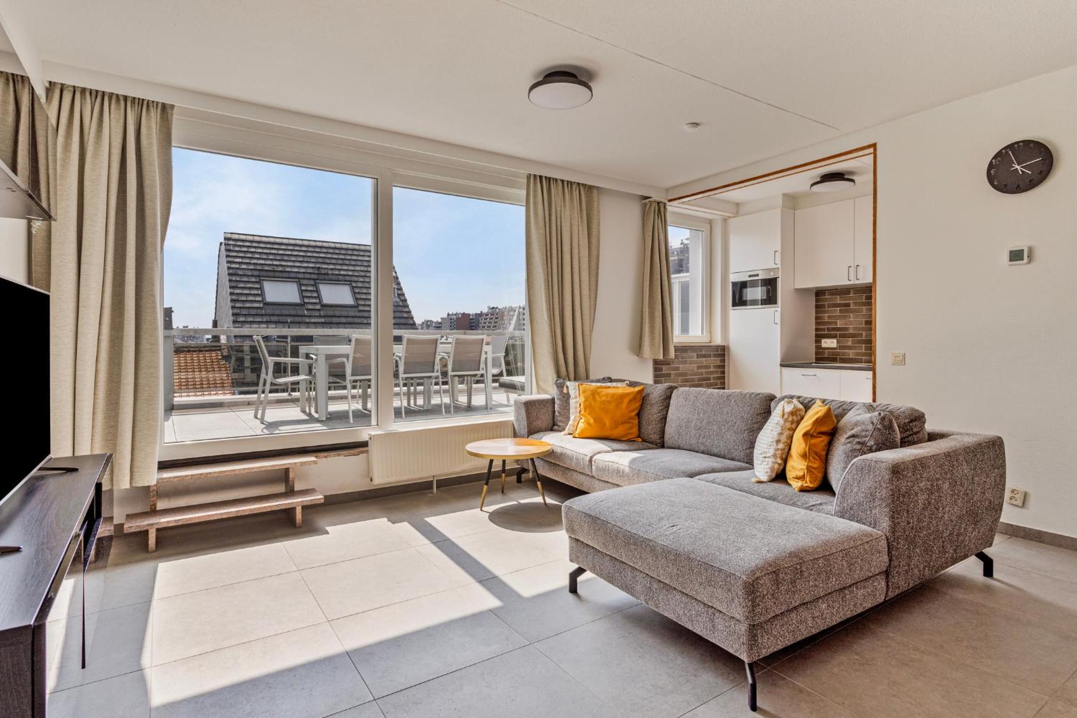 Penthouse duplex met groot terras dichtbij zee.
