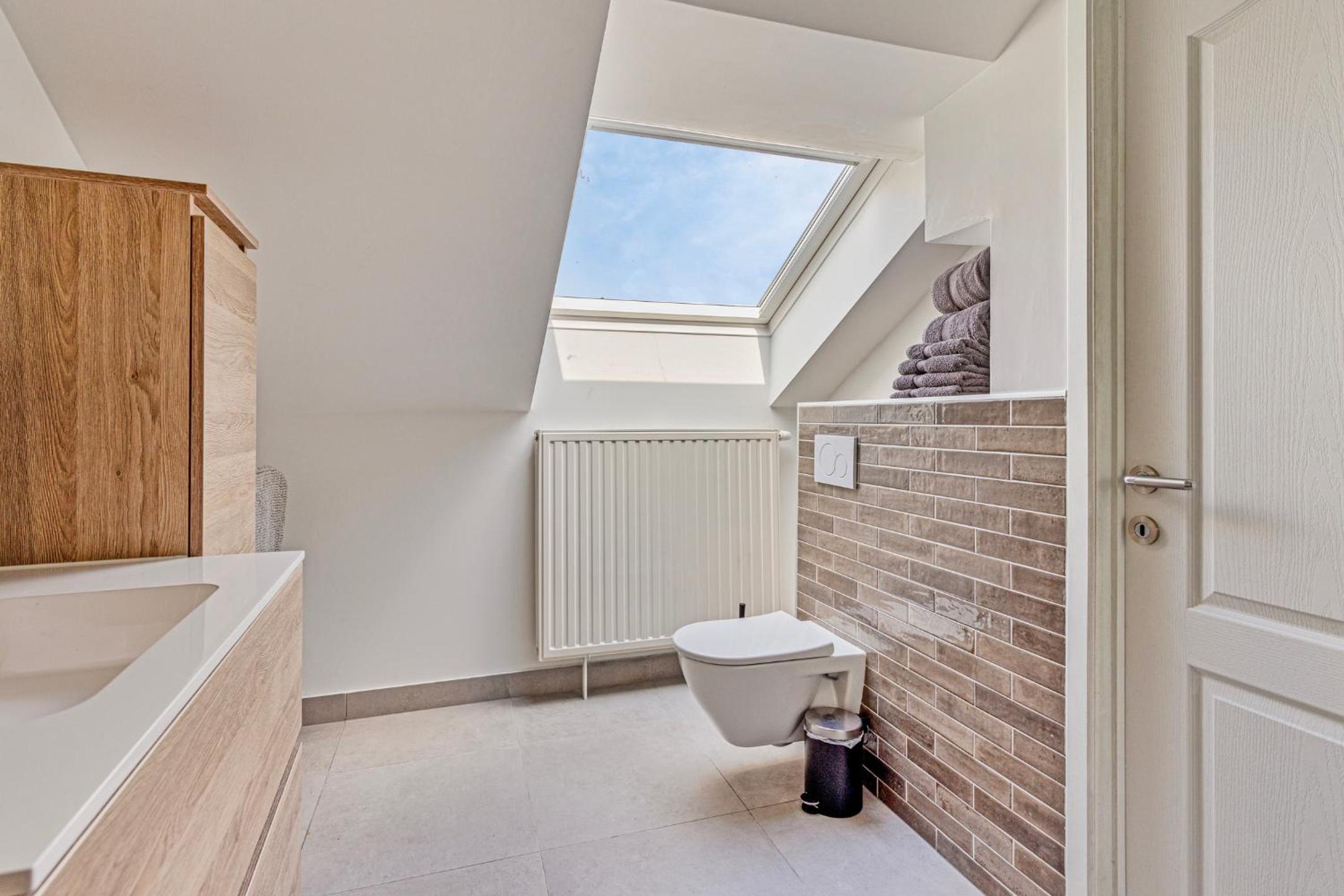 Penthouse duplex met groot terras dichtbij zee.