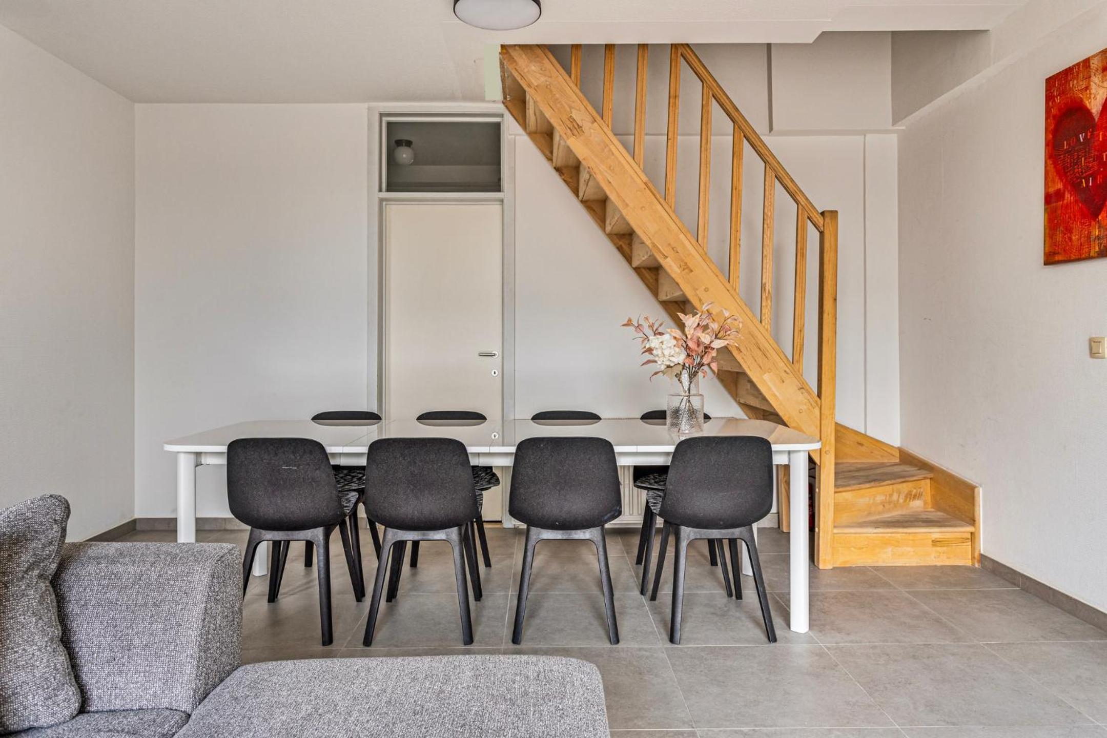Penthouse duplex met groot terras dichtbij zee.