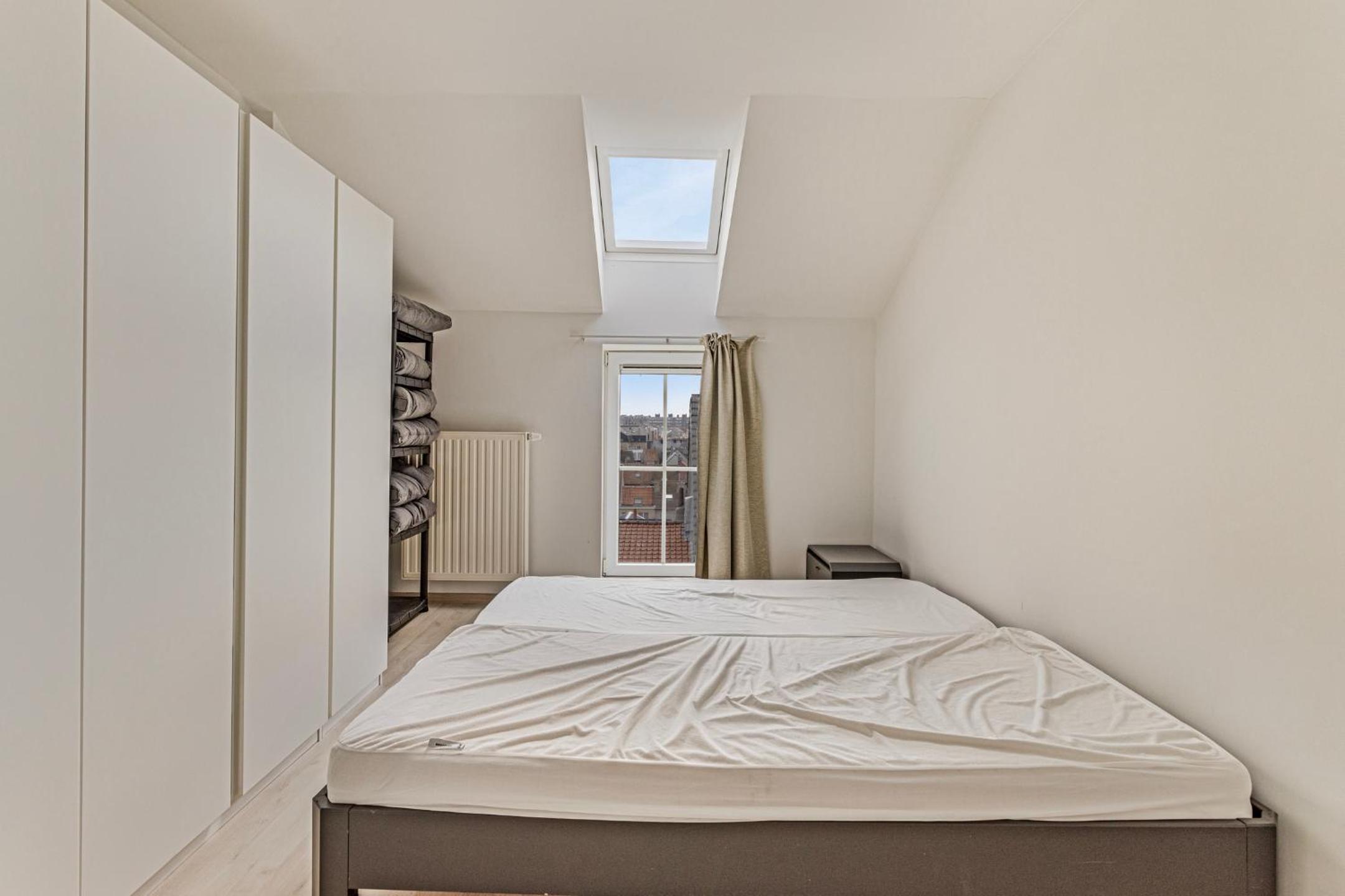 Penthouse duplex met groot terras dichtbij zee.