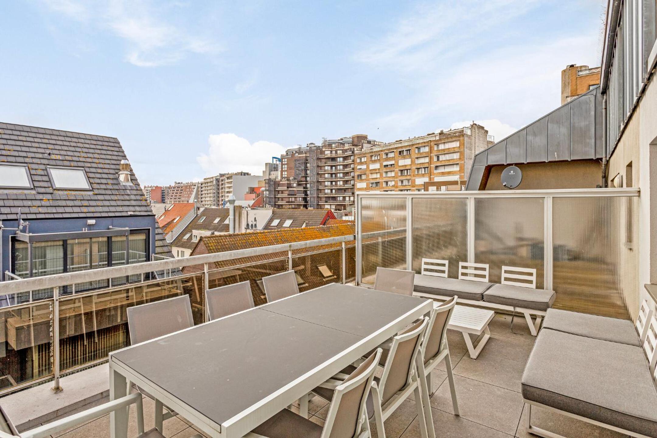 Penthouse duplex met groot terras dichtbij zee.
