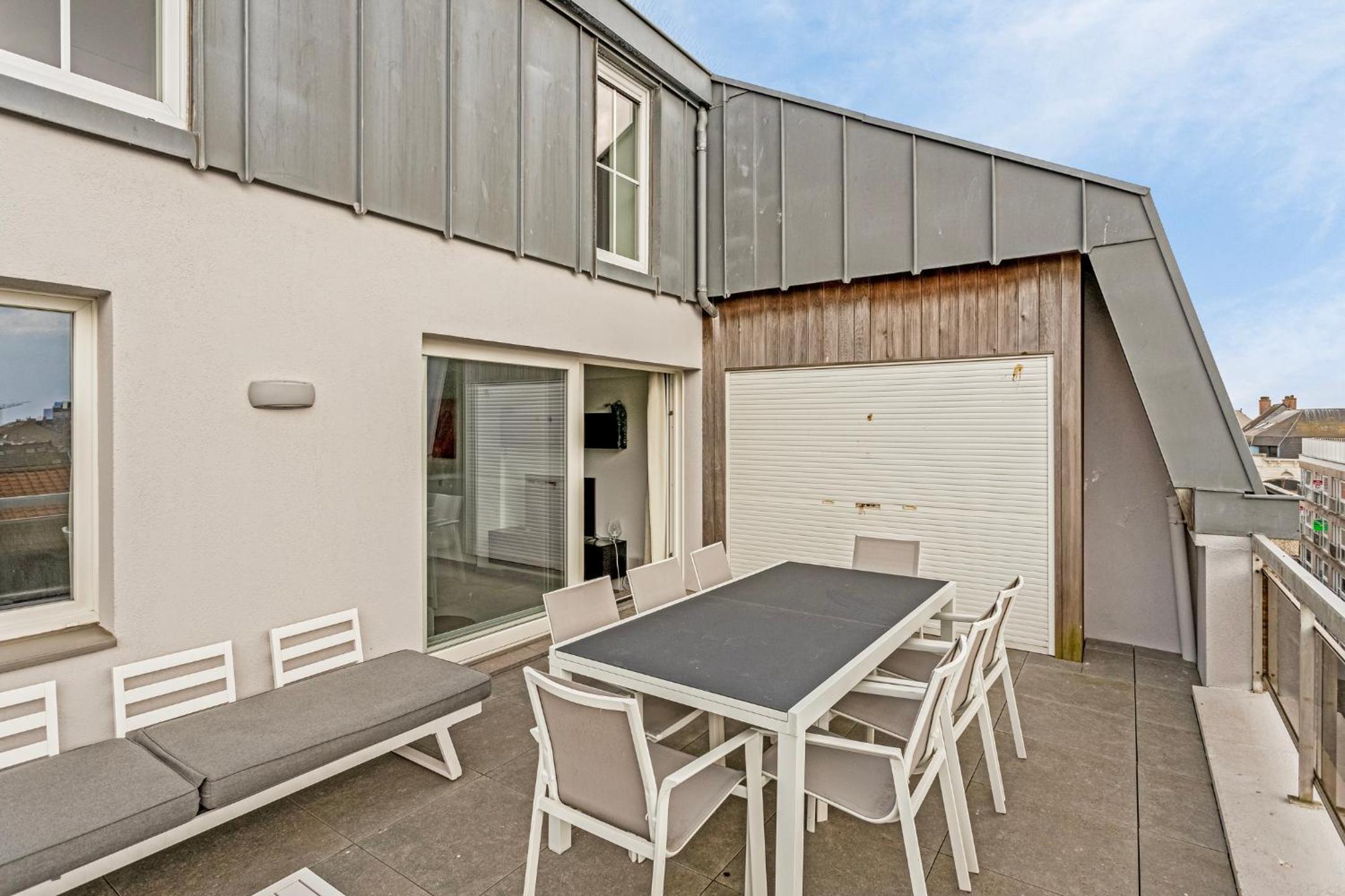 Penthouse duplex met groot terras dichtbij zee.