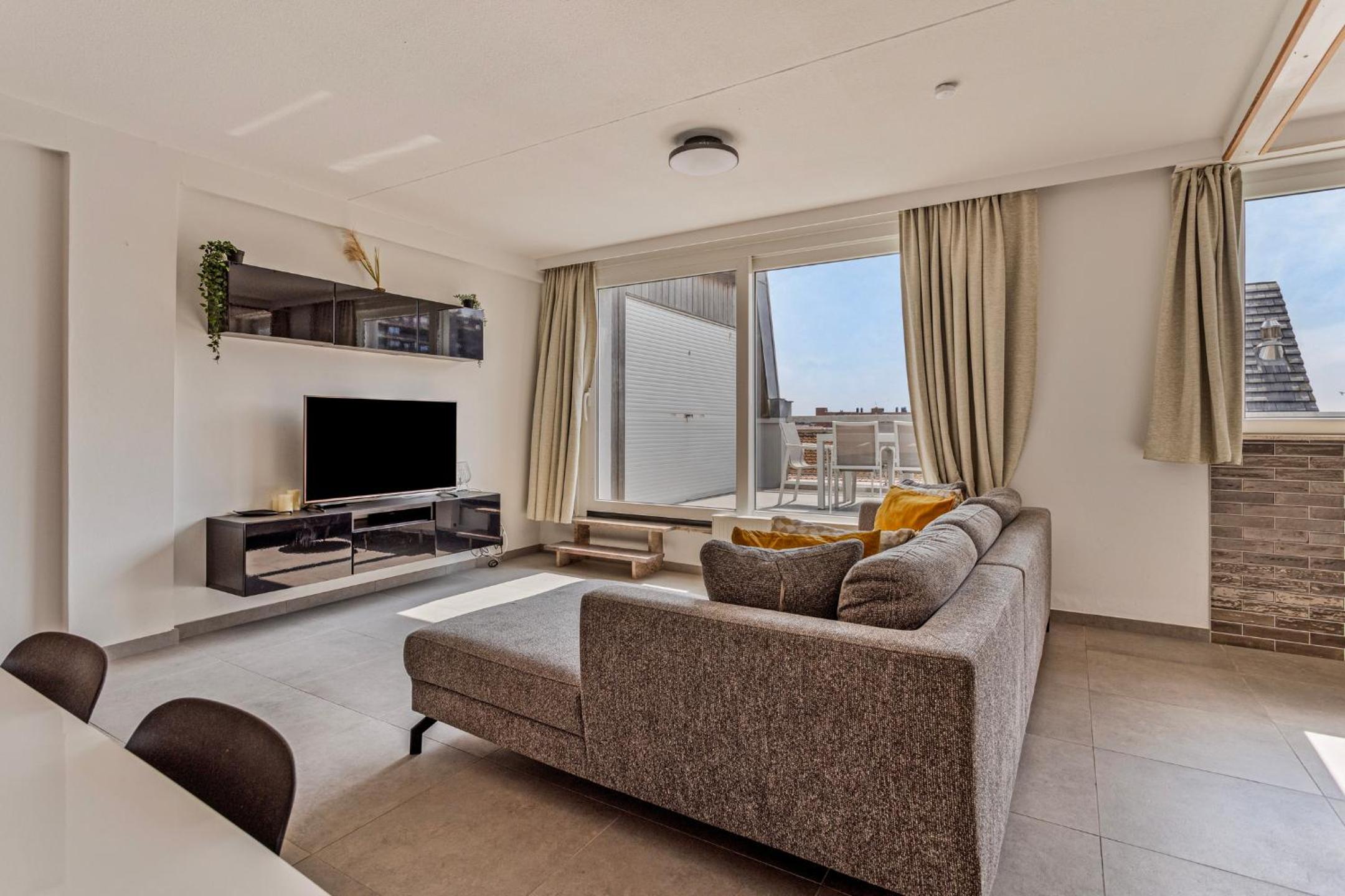 Penthouse duplex met groot terras dichtbij zee.